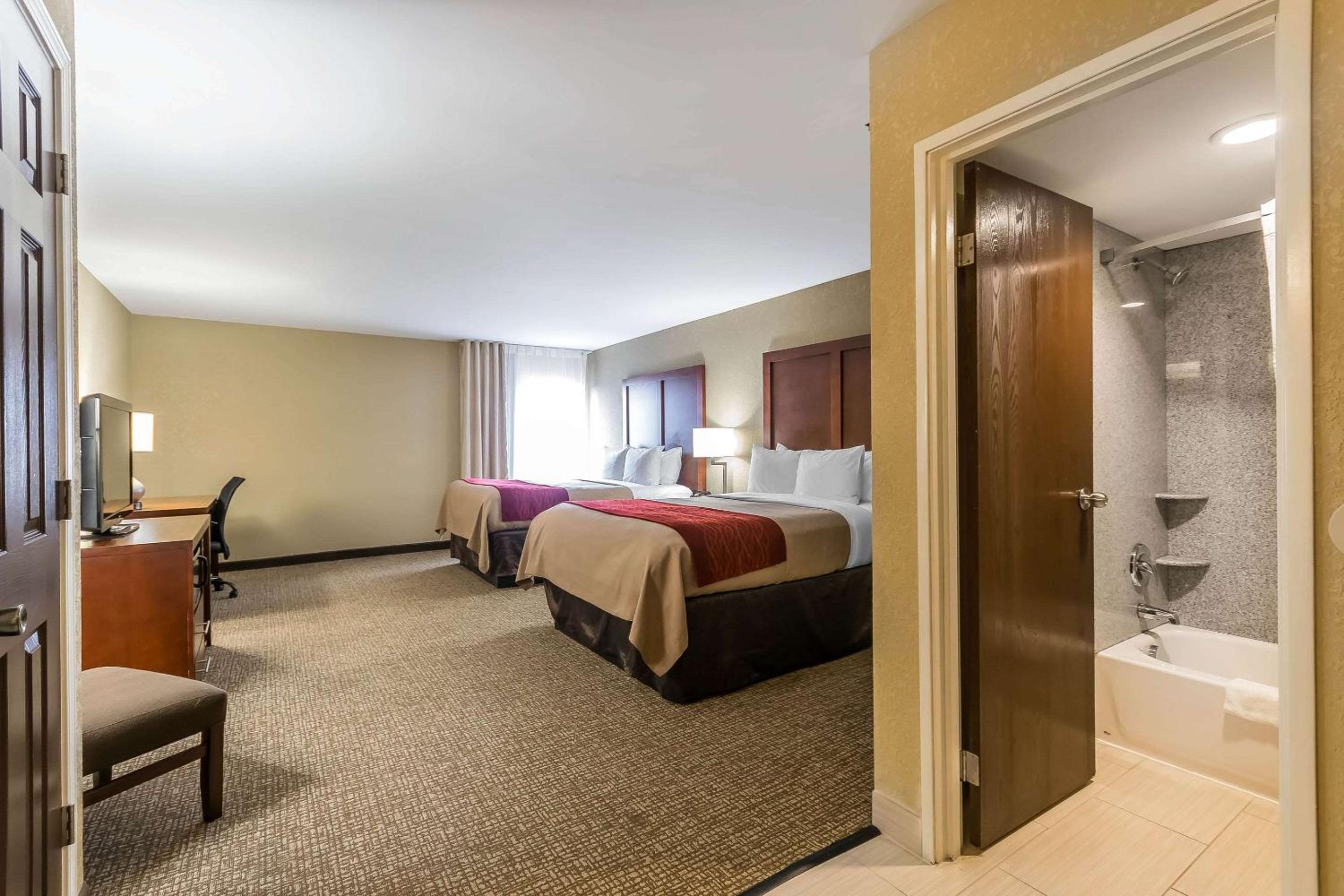 Queen Room with Two Queen Beds - Photo 3