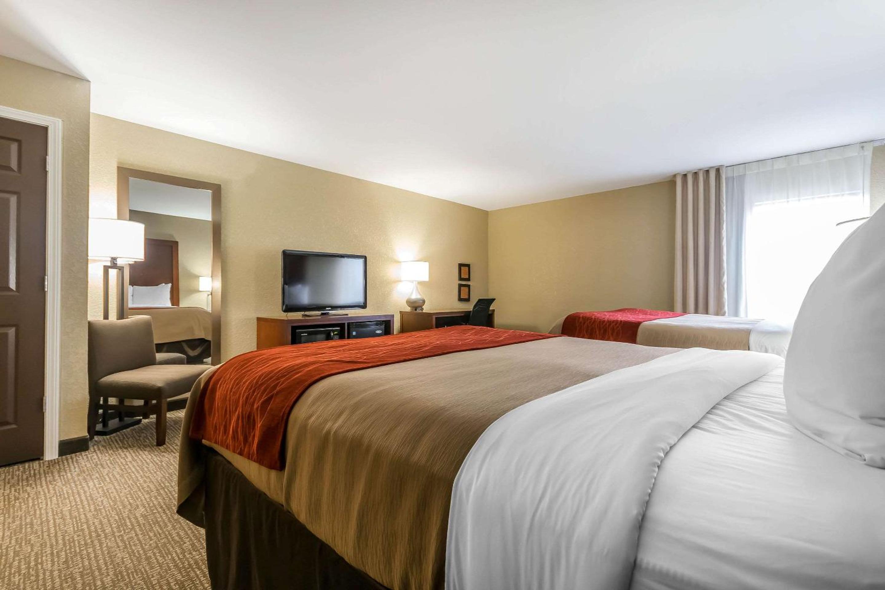 Queen Room with Two Queen Beds - Photo 2