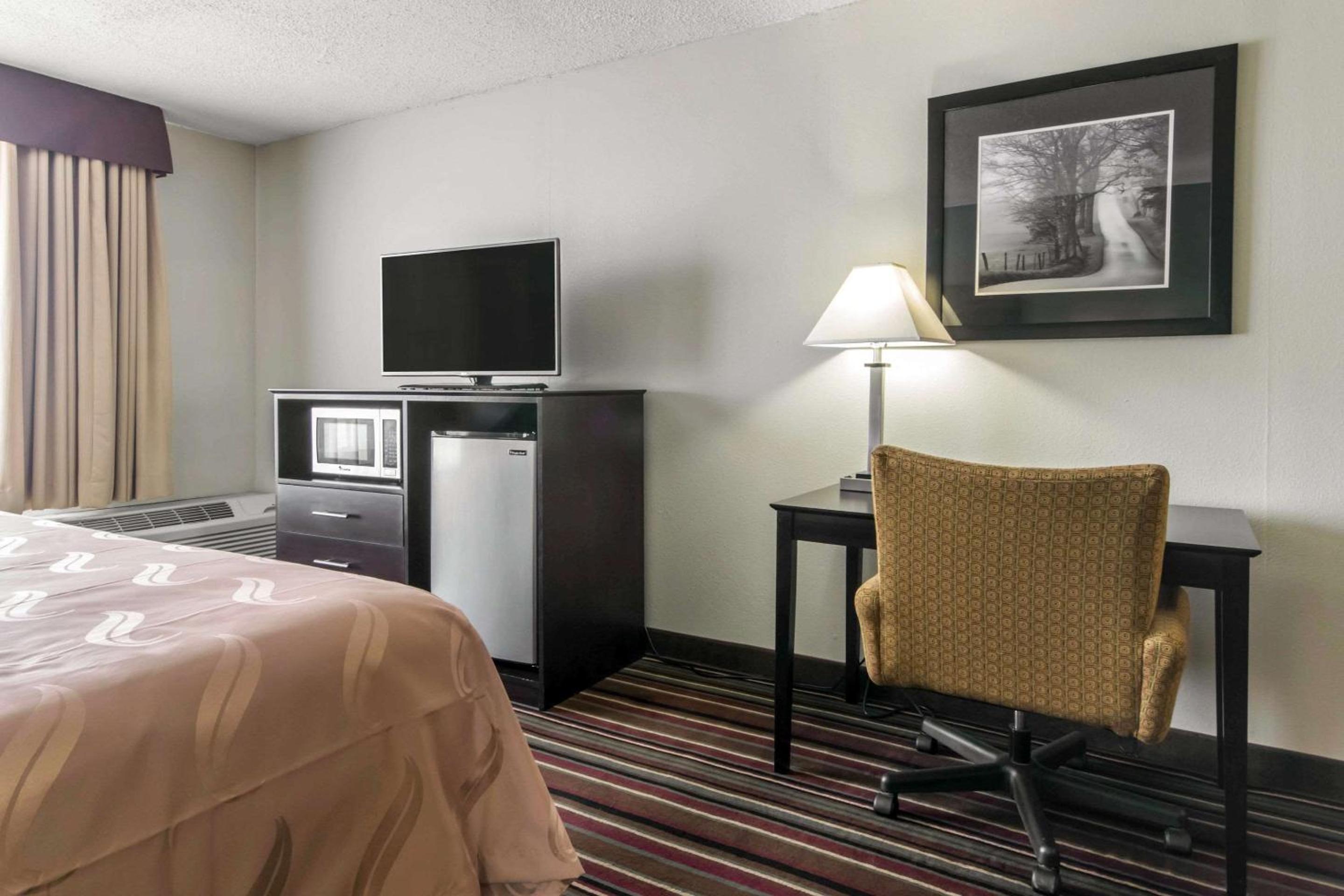 Queen Suite - Accessible/Non-Smoking photo 1