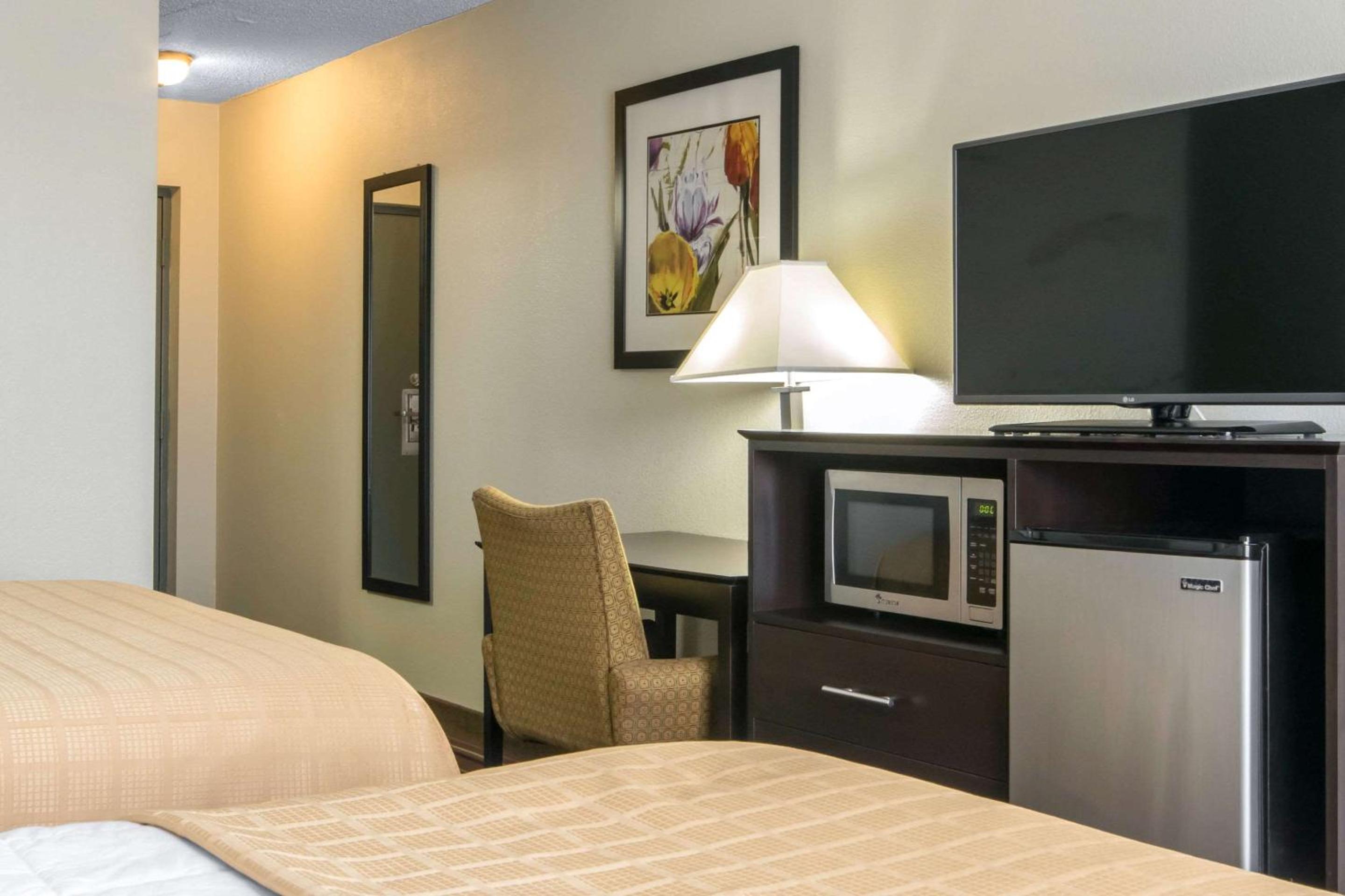 Queen Room with Two Queen Beds - Accessible/Non-Smoking  photo 3