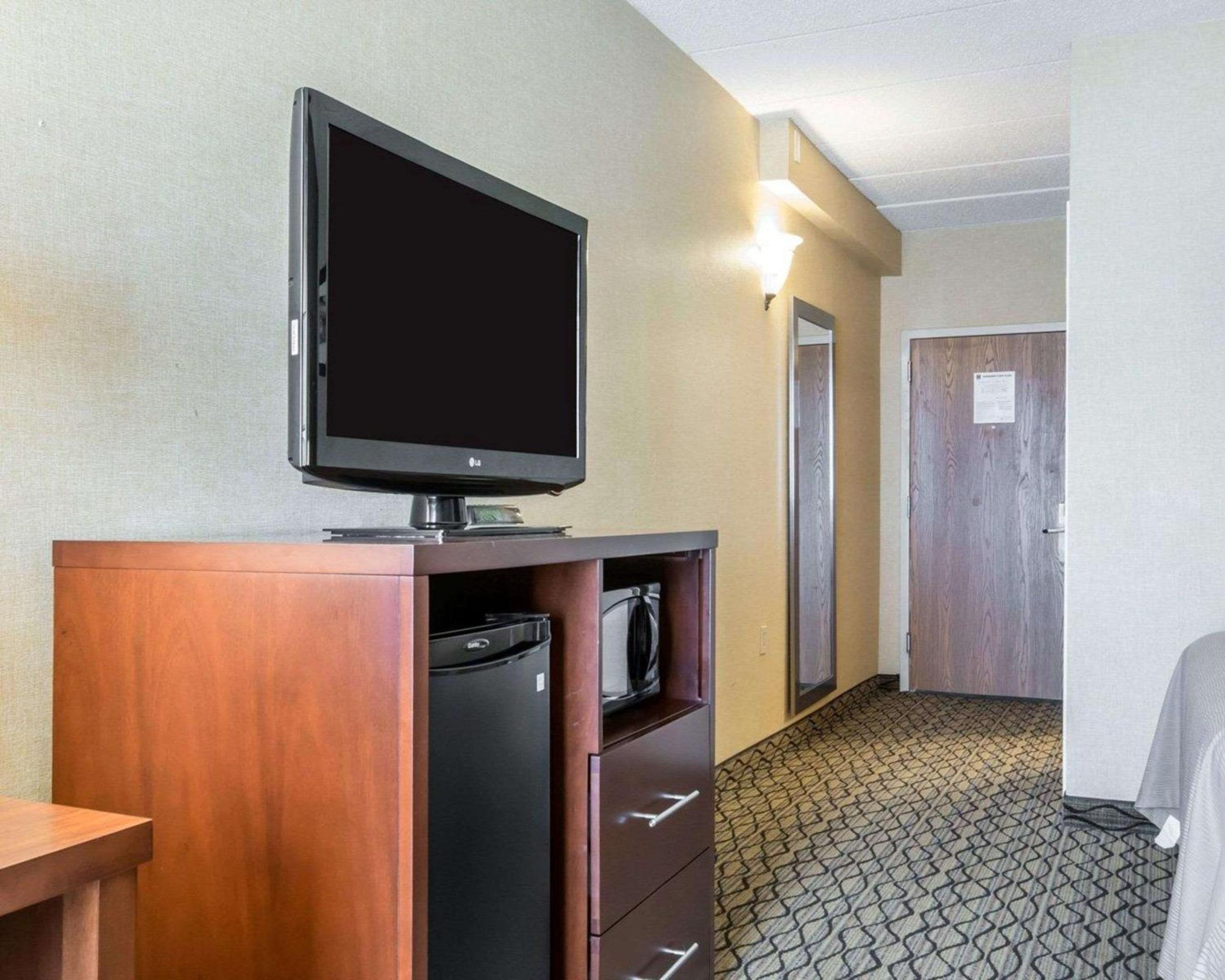 Queen Room with Two Queen Beds- Non-Smoking - Photo 2
