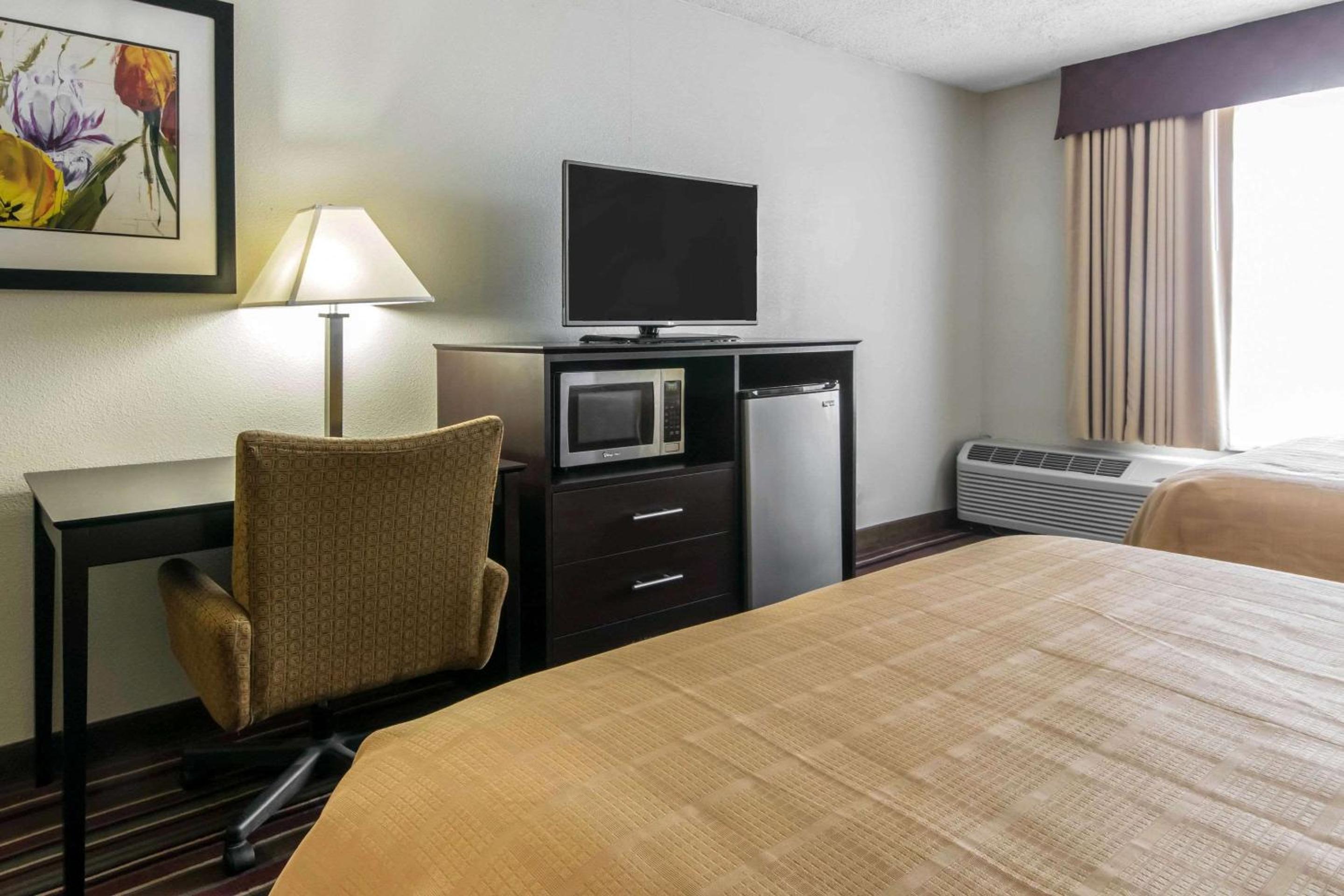 Queen Room with Two Queen Beds - Accessible/Non-Smoking  photo 2