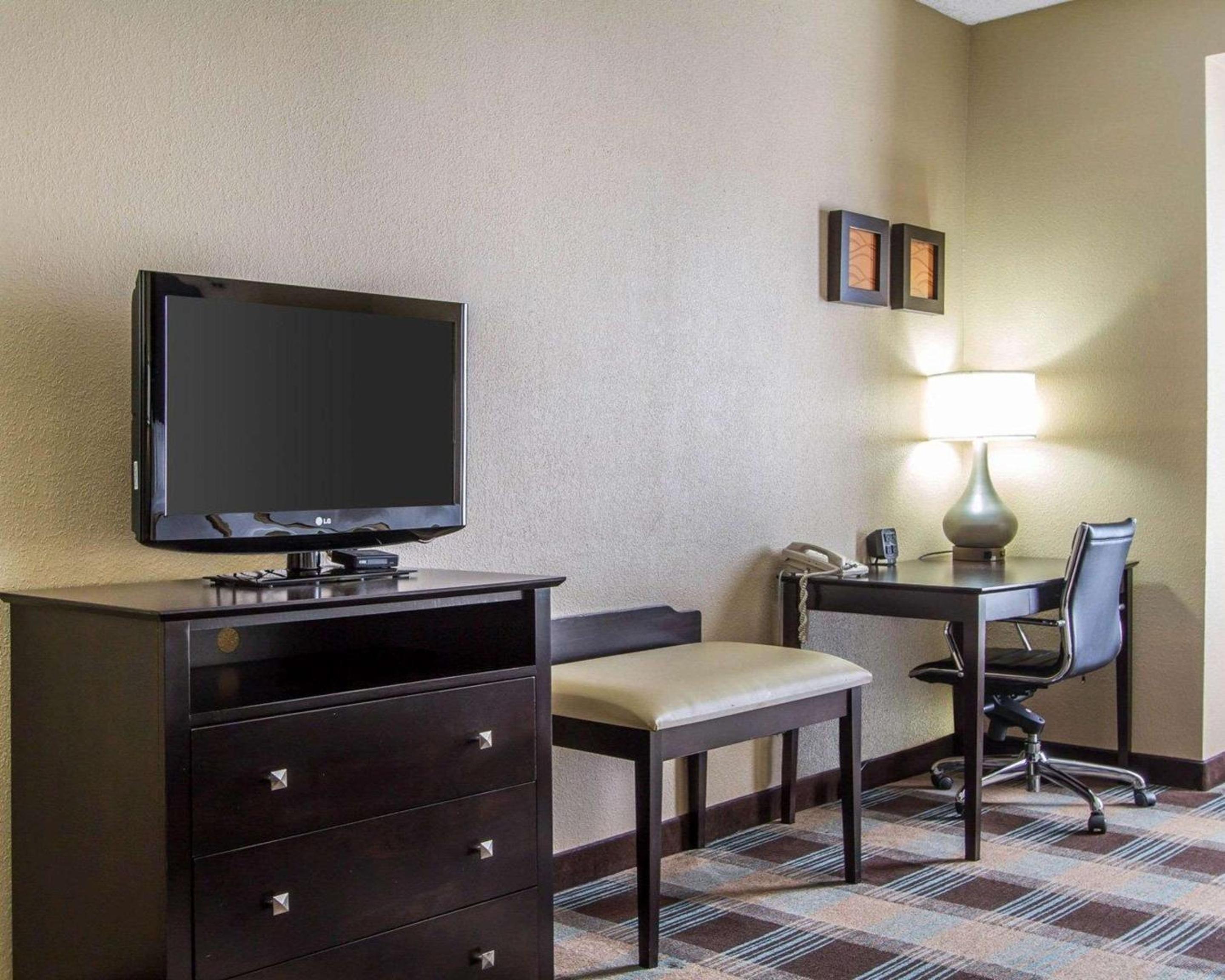 King Room - Non-Smoking - Photo 3