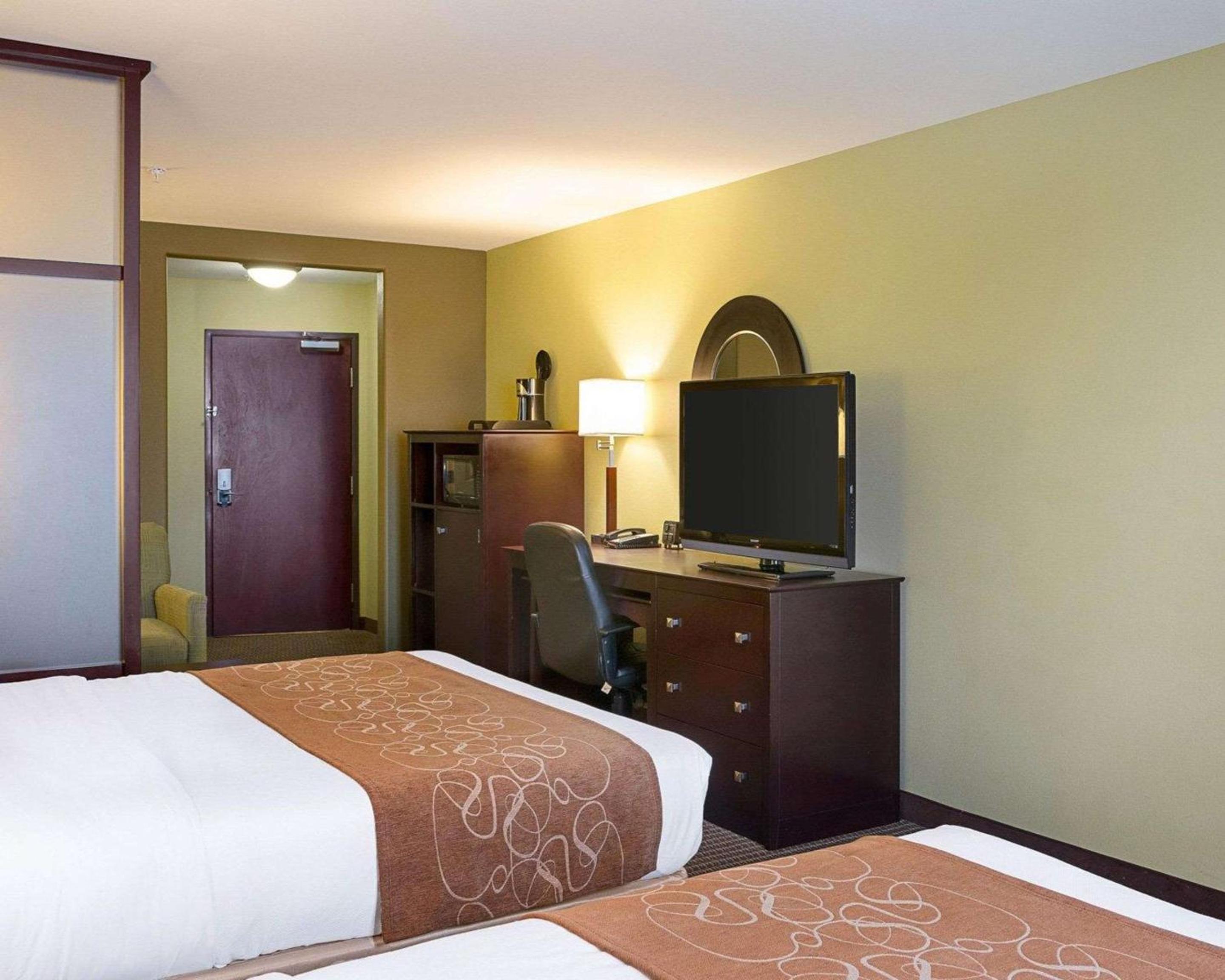 Queen Suite with Two Queen Beds - Non-Smoking photo 1