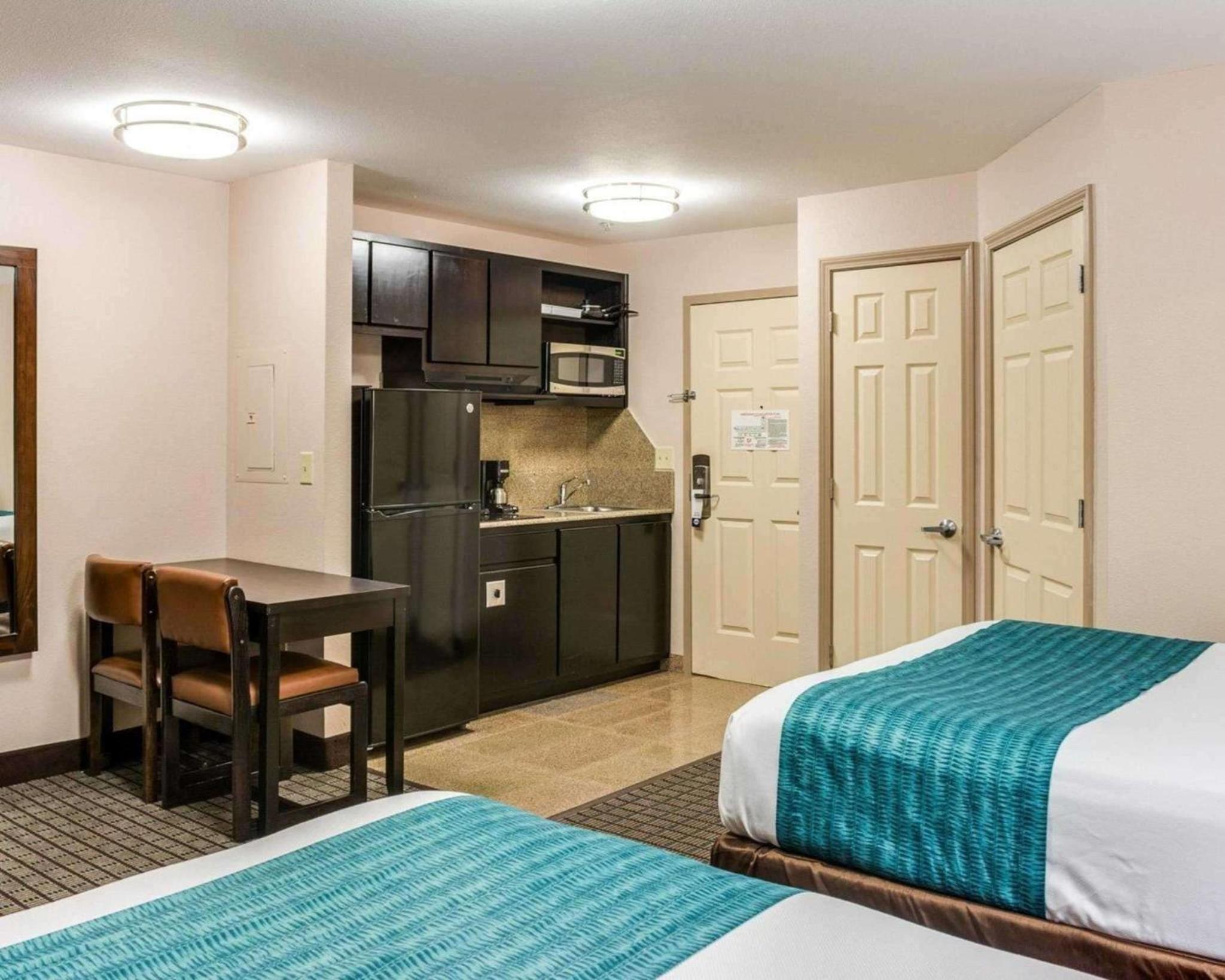 Double Room with Two Double Beds - Smoking - Photo 1