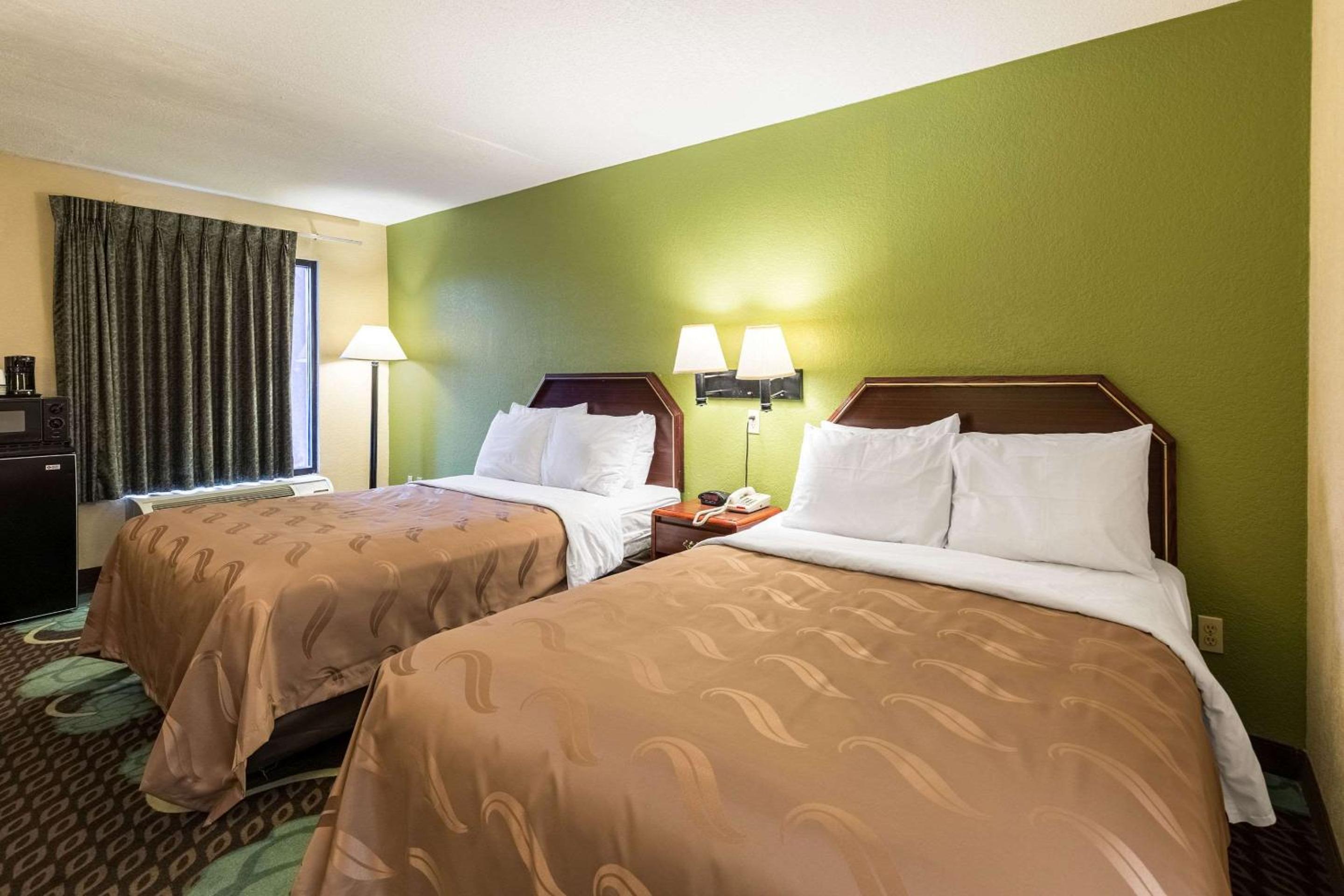 Queen Room with Two Queen Beds - Non-Smoking - Photo 2
