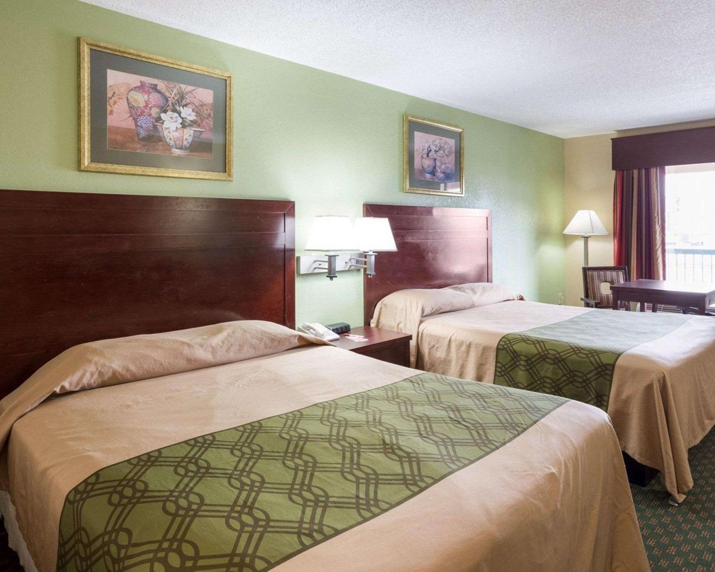 Queen Room with Two Queen Beds - Non-Smoking - Photo 3
