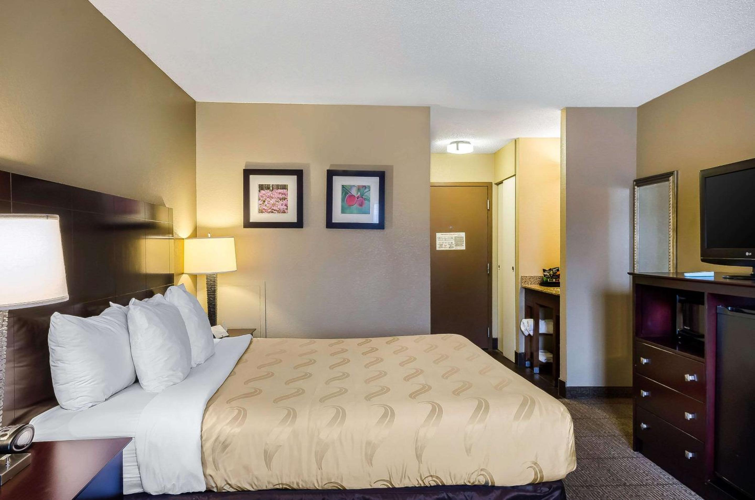 King Suite with Sofa Bed - Non Smoking - Photo 5