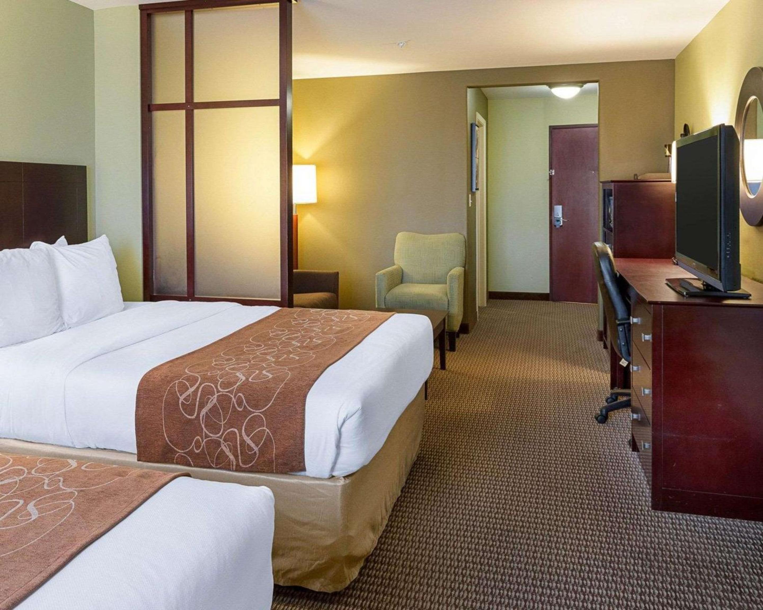 Queen Suite with Two Queen Beds - Non-Smoking photo 2