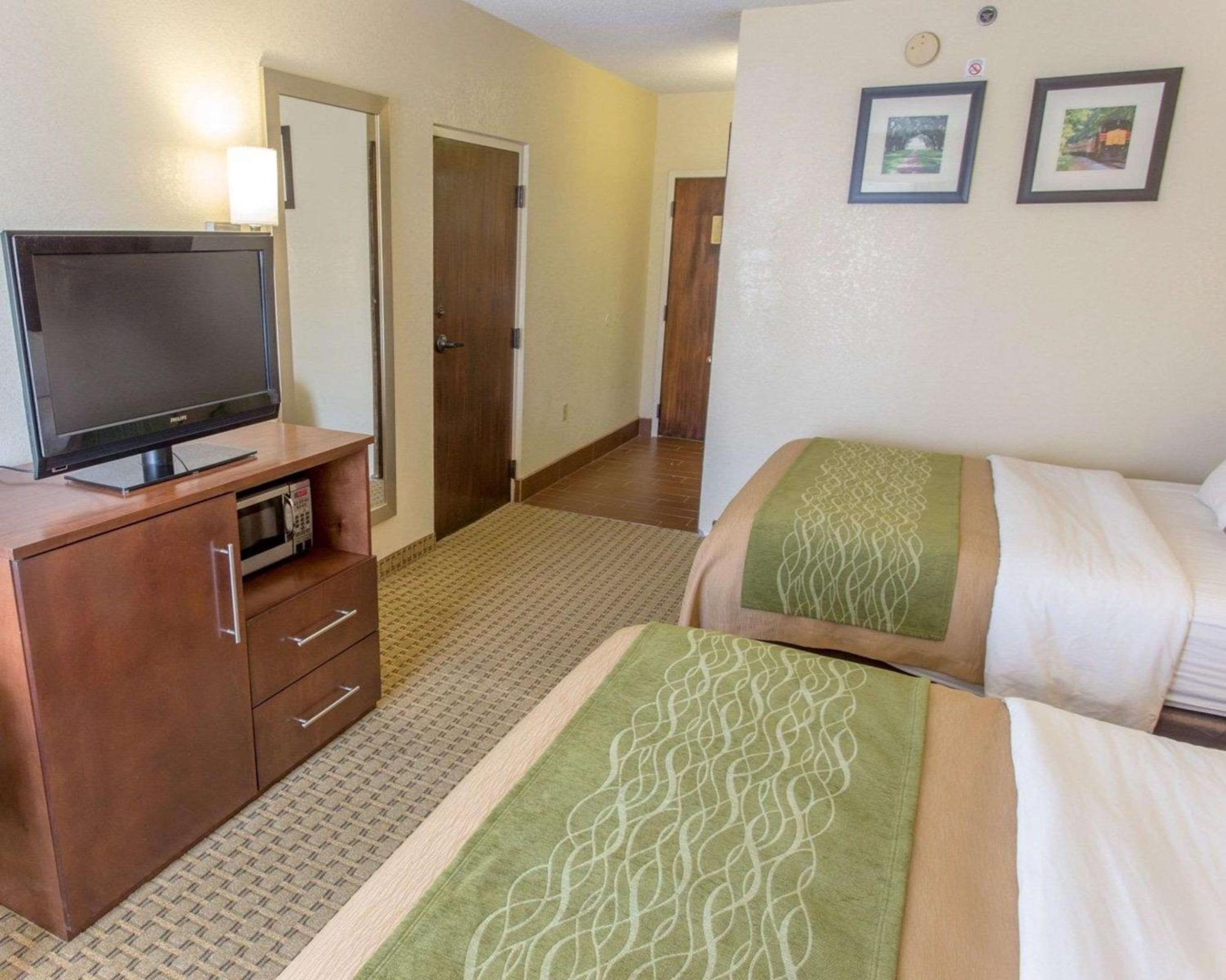 Queen Room with Two Queen Beds - Non-Smoking - Photo 2