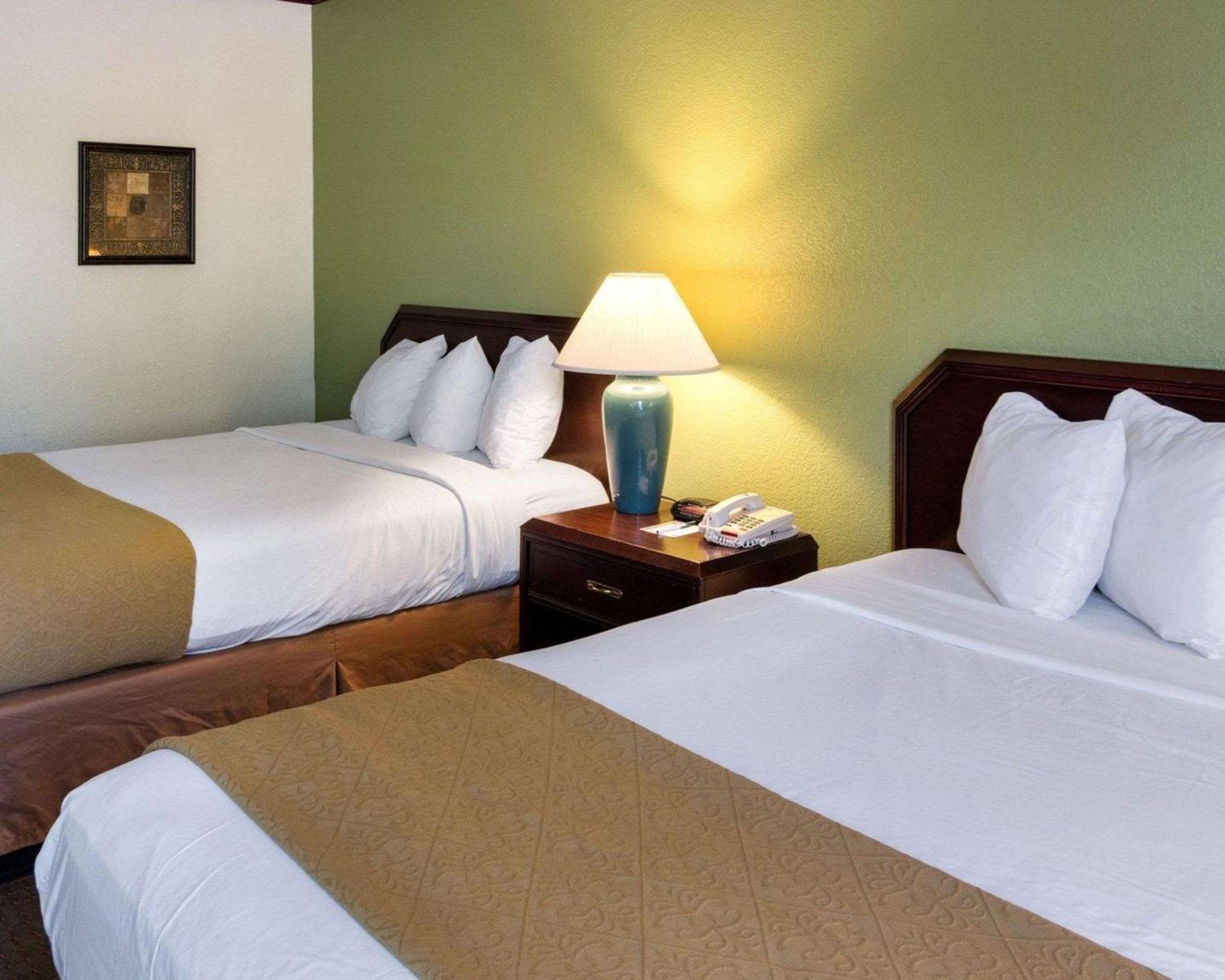 Double Room with Two Double Beds - Non-Smoking - Photo 2