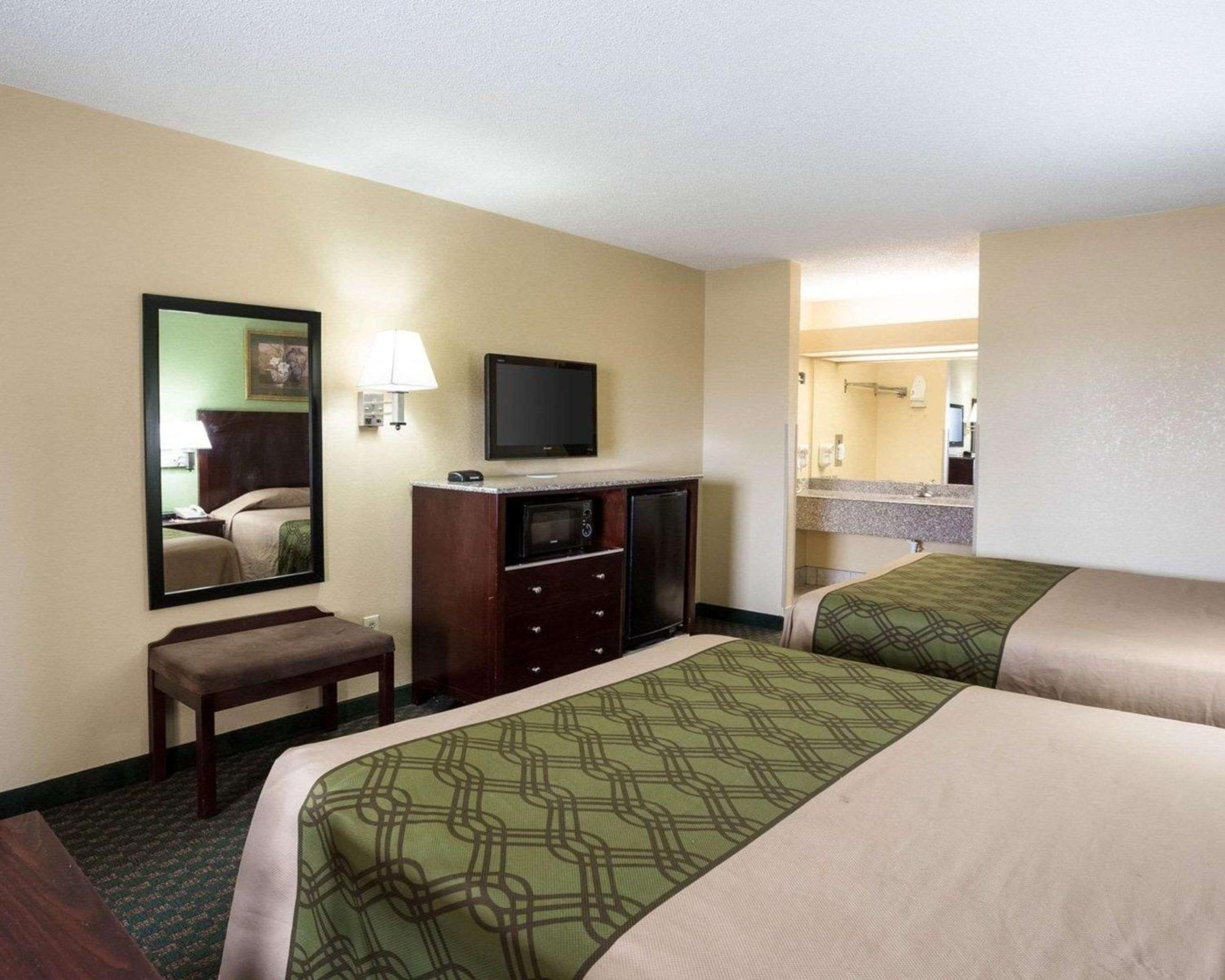 Queen Room with Two Queen Beds - Non-Smoking - Photo 4