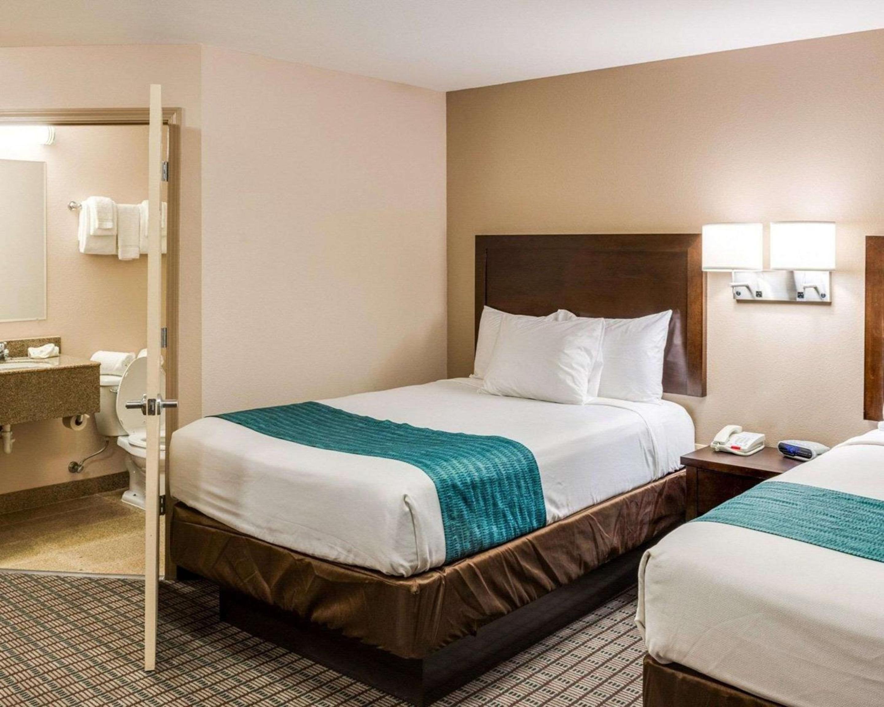 Double Room with Two Double Beds - Smoking - Photo 2