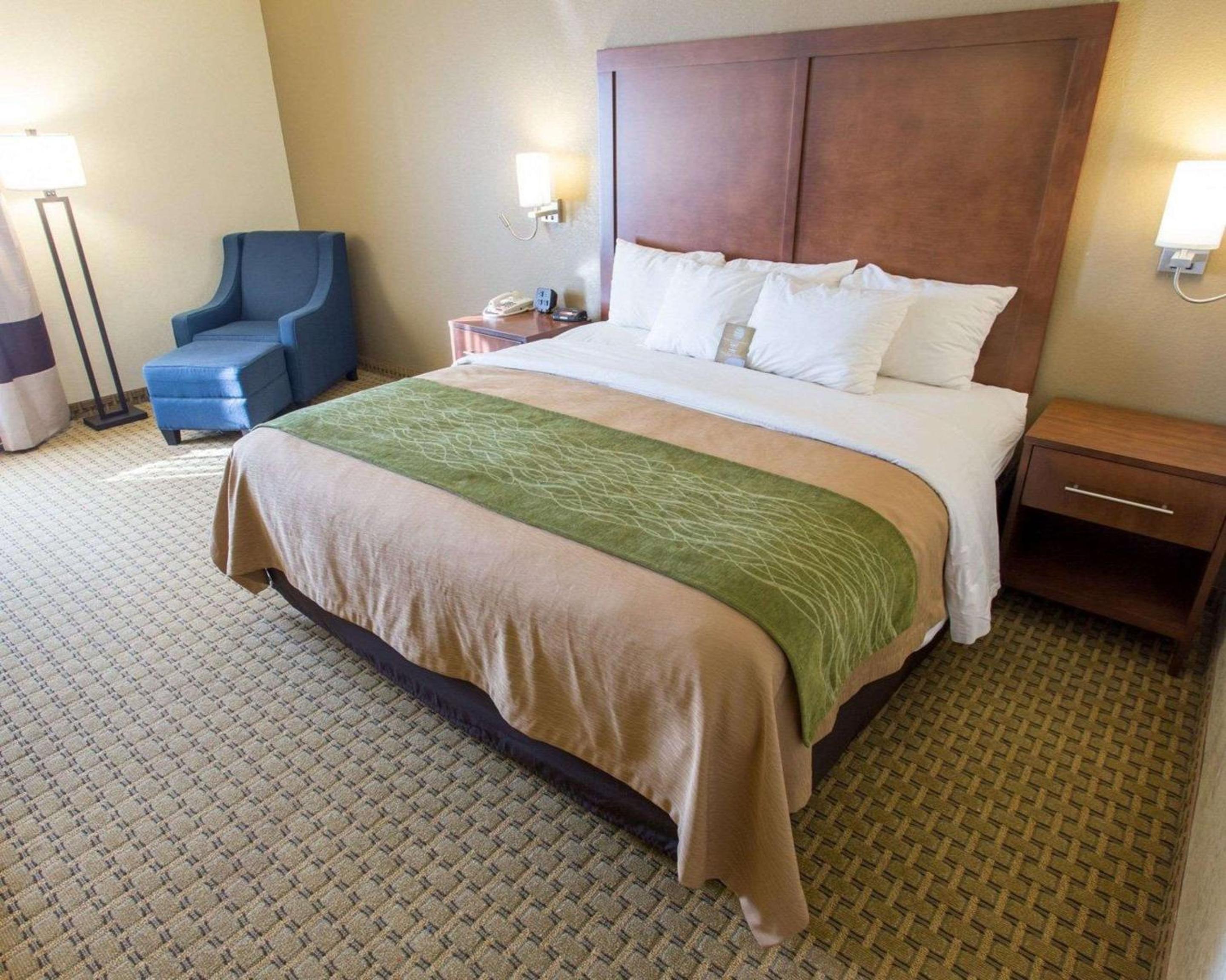 King Room - Non-Smoking - Photo 3