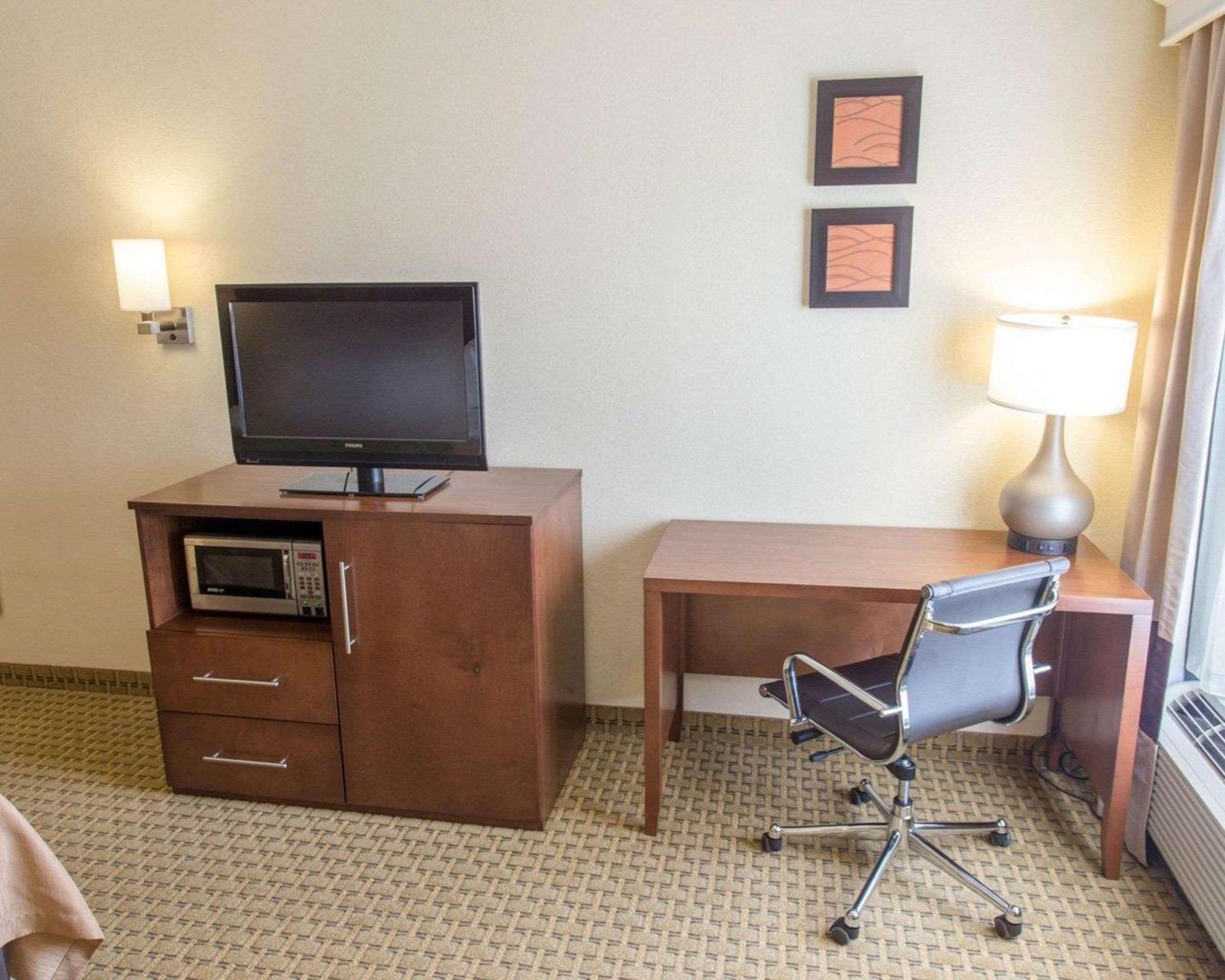 King Room - Non-Smoking - Photo 5