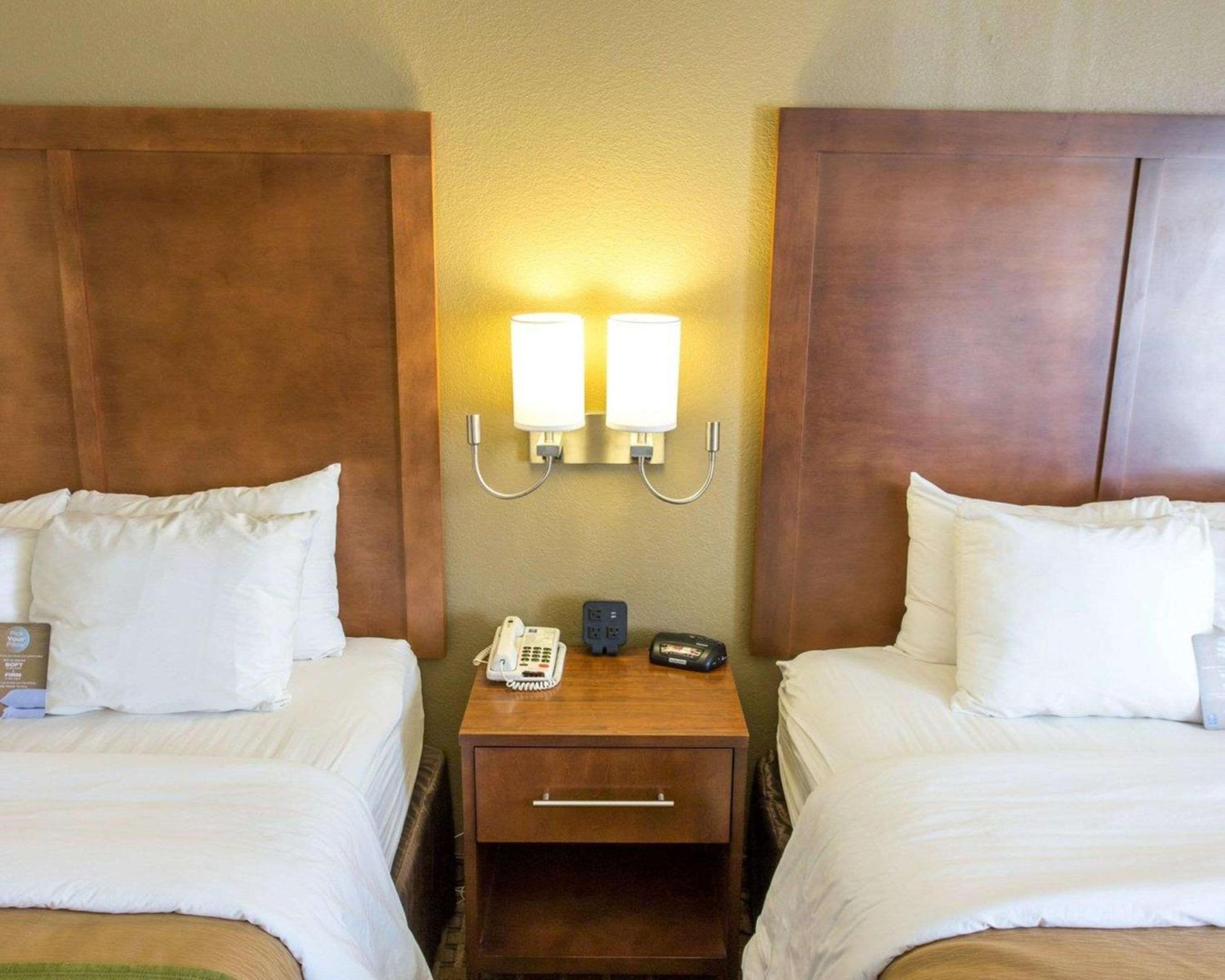 Queen Room with Two Queen Beds - Non-Smoking - Photo 3