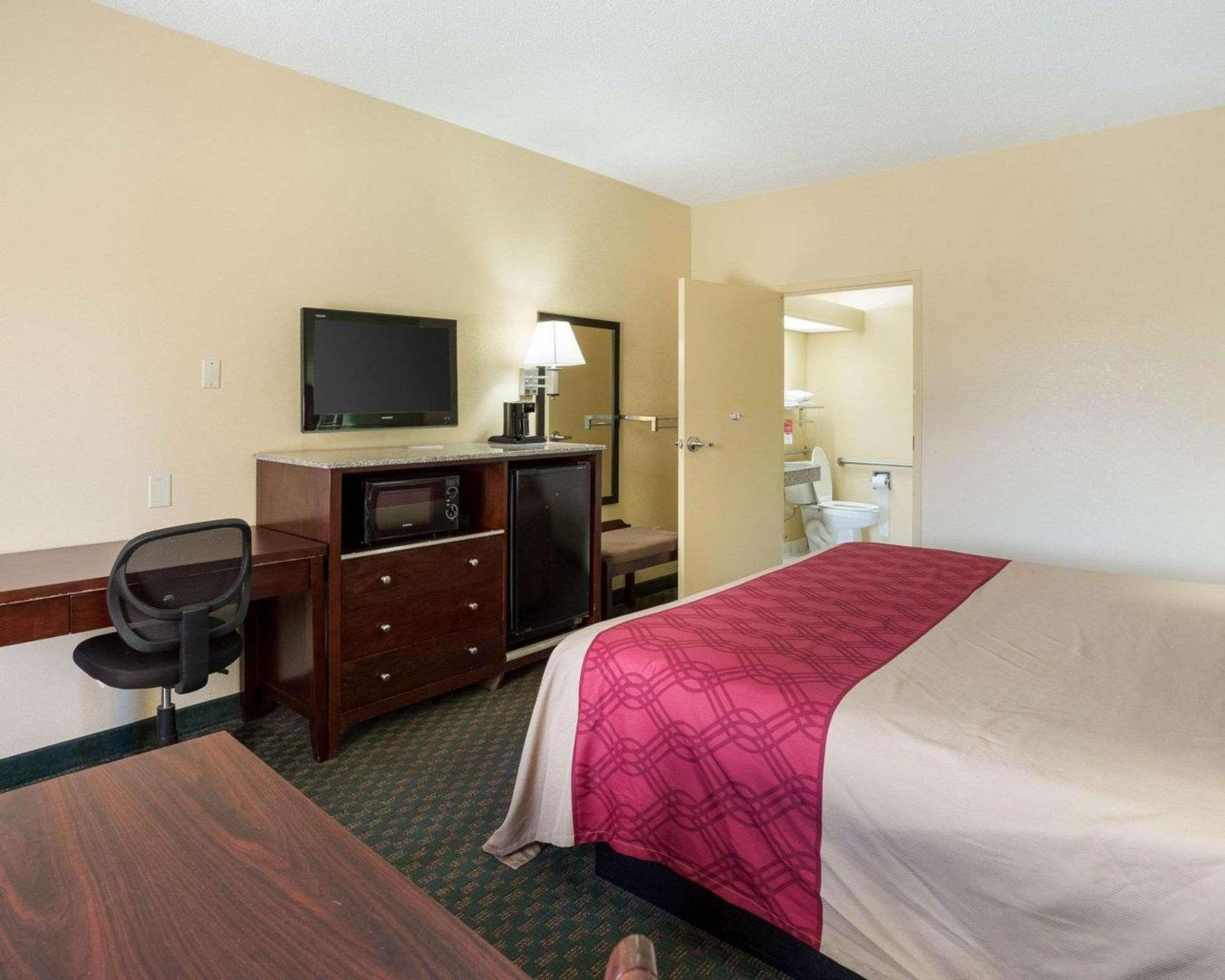 King Room - Non-Smoking - Photo 4