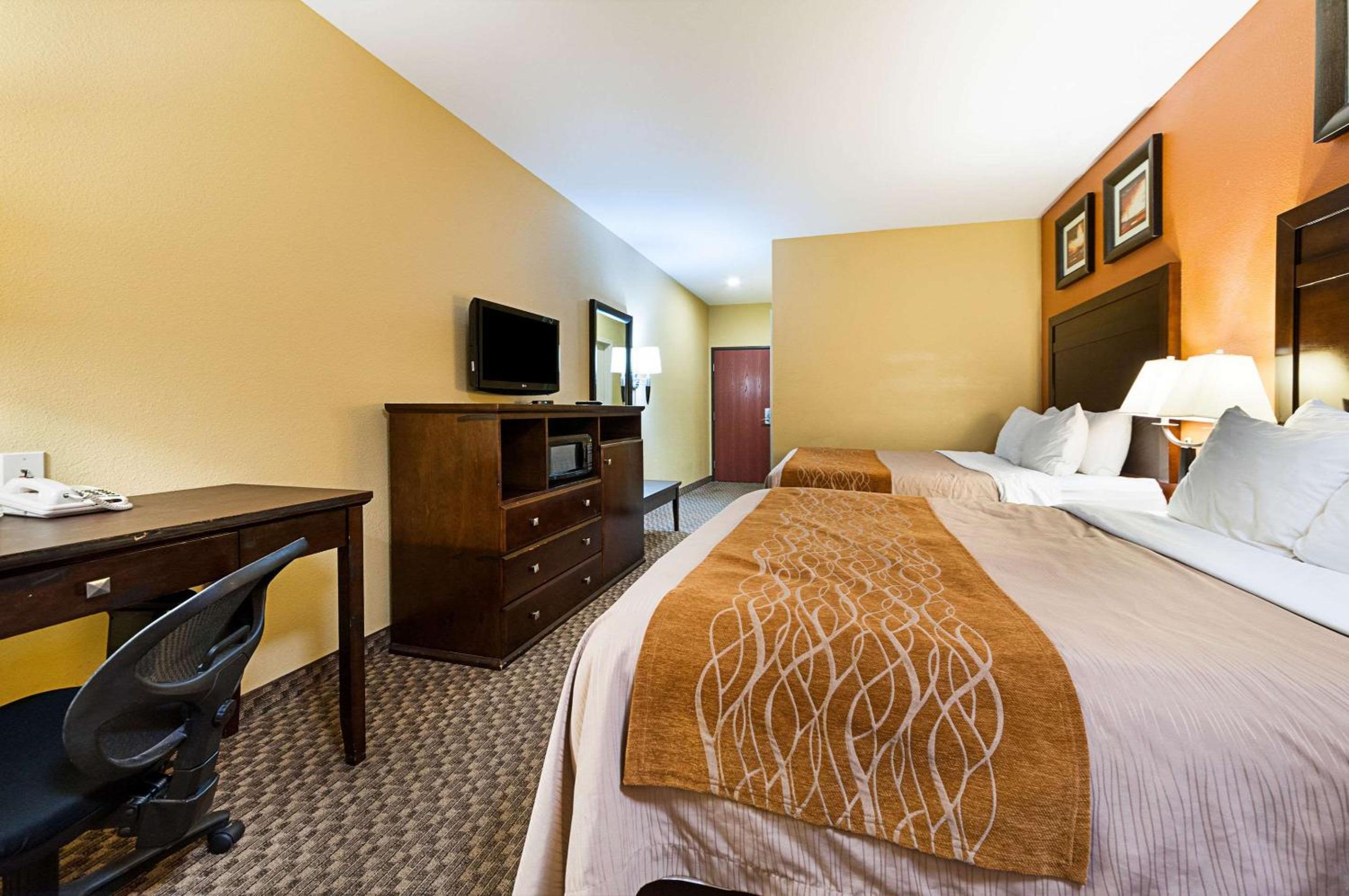 Queen Room With Two Queen Beds - Non-Smoking - Photo 1