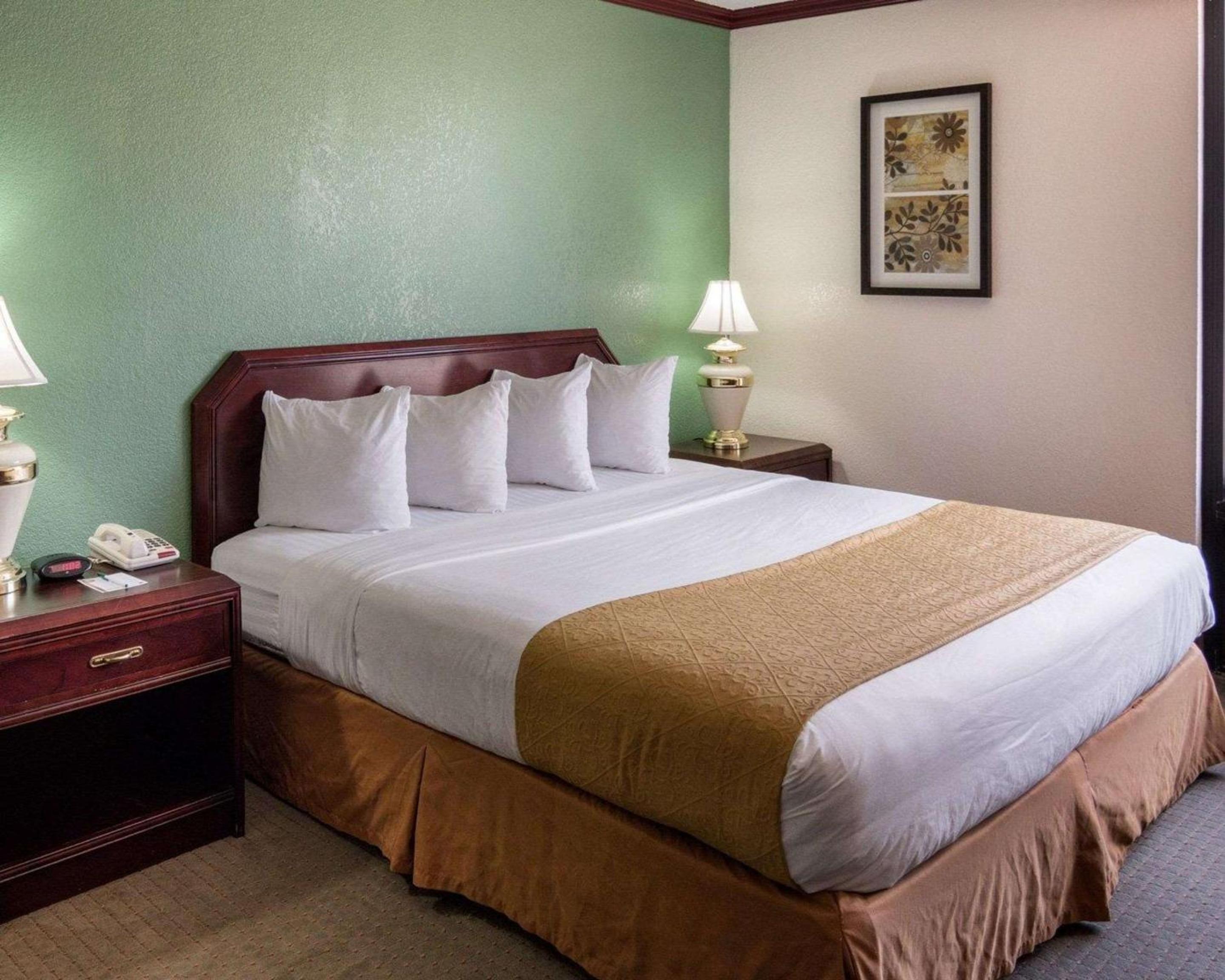 King Room - Non-Smoking - Photo 4