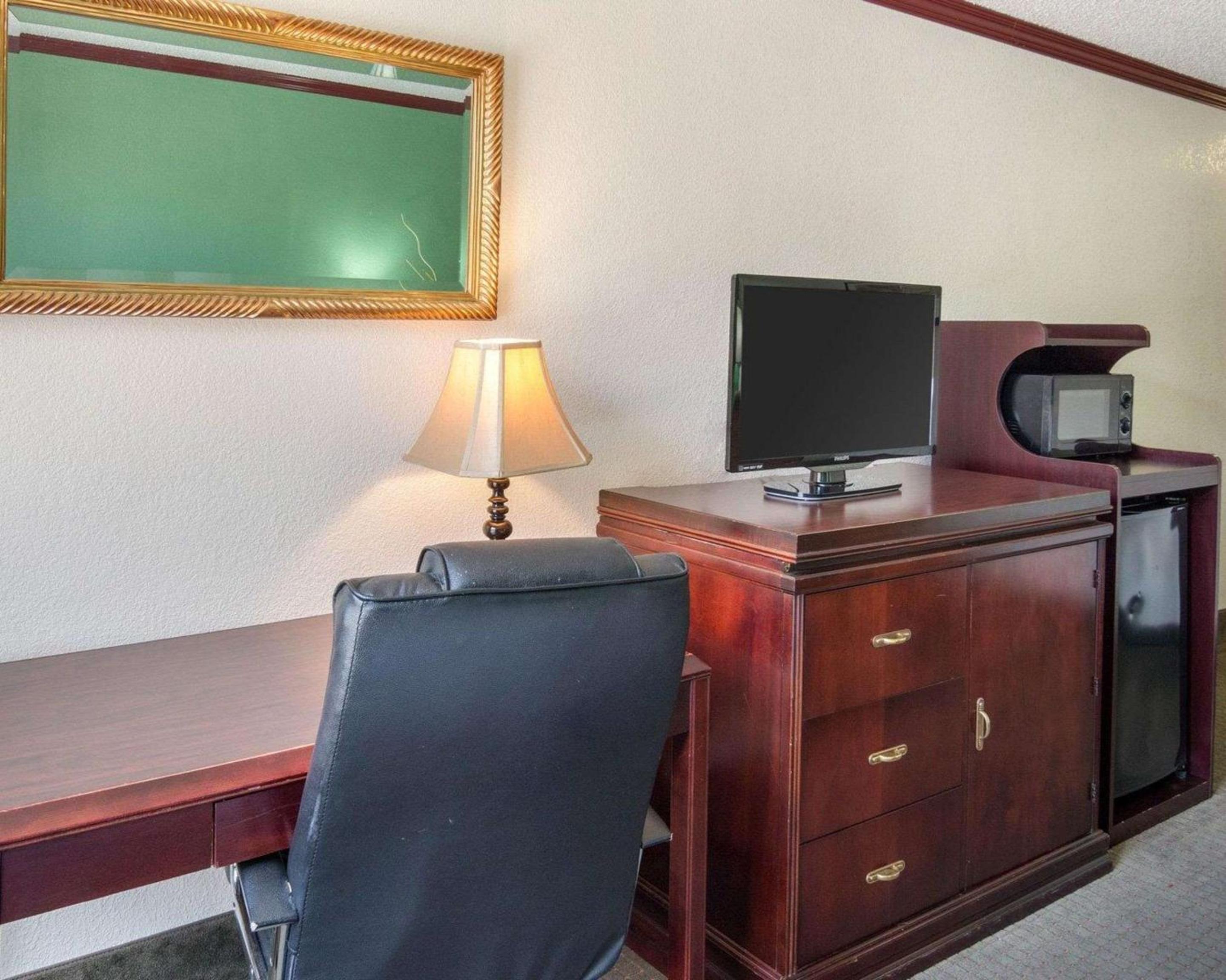 King Room - Non-Smoking - Photo 3