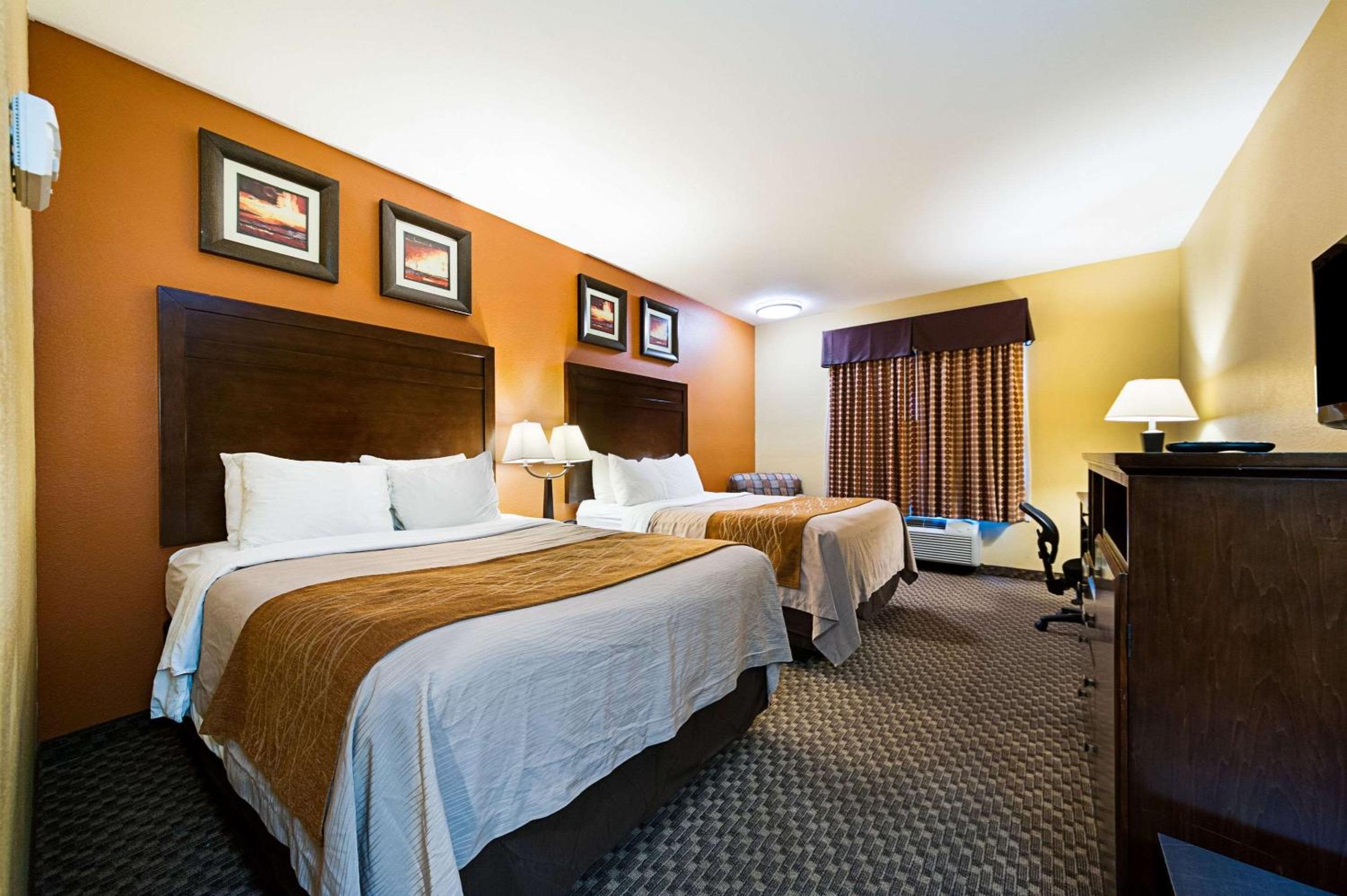 Queen Room With Two Queen Beds - Non-Smoking - Photo 2