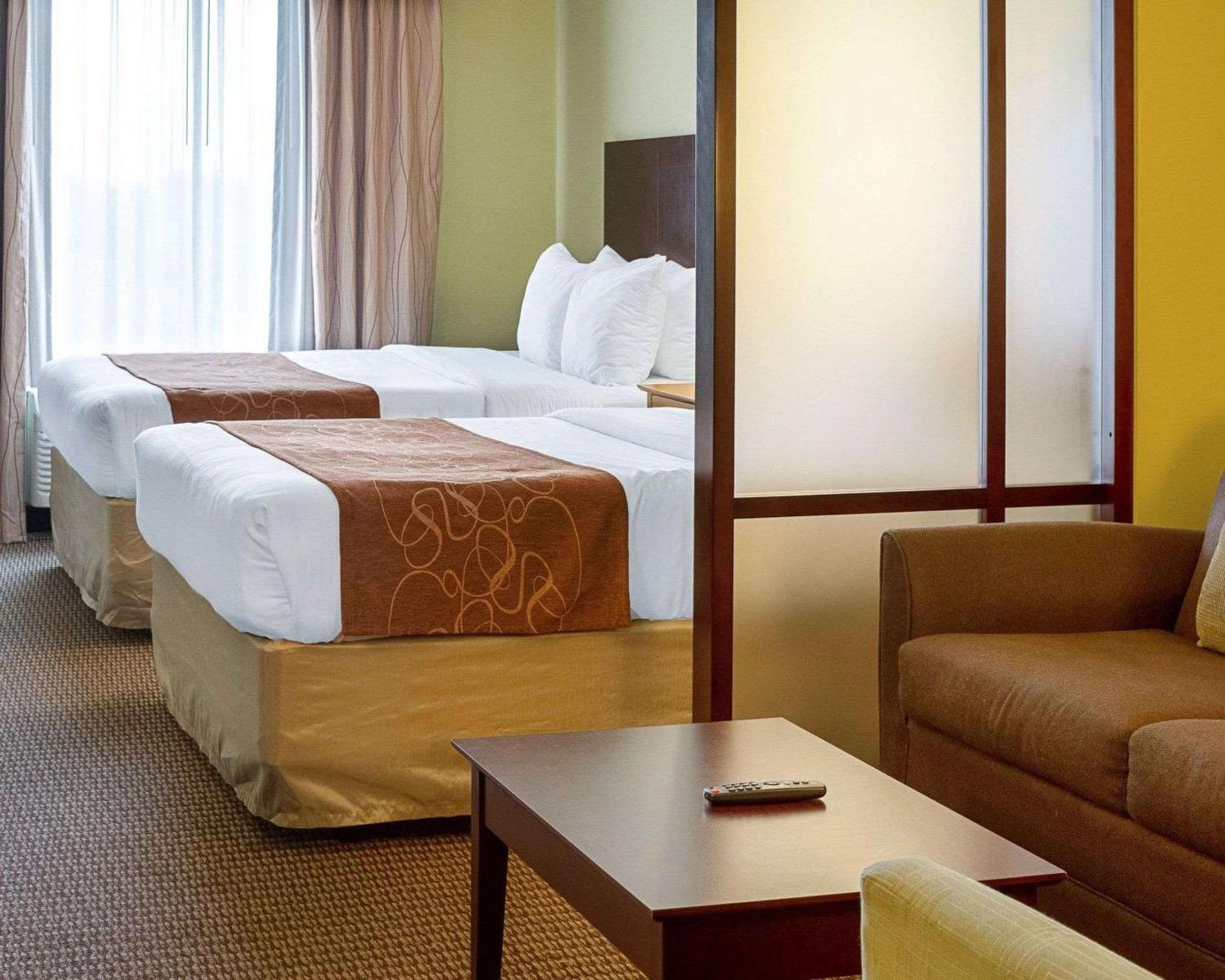 Queen Suite with Two Queen Beds - Non-Smoking photo 3