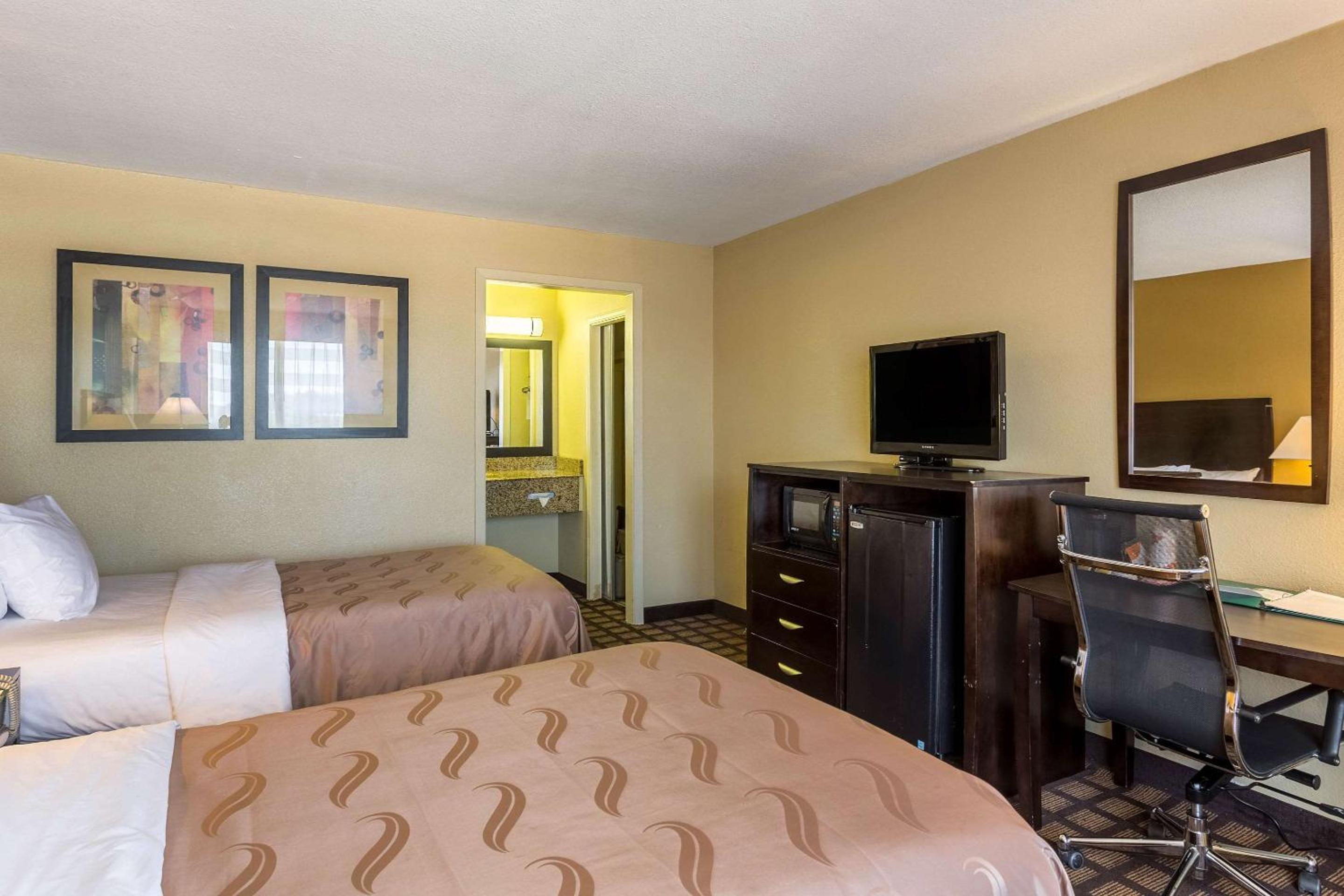Double Room with Two Double Beds - Smoking - Photo 2