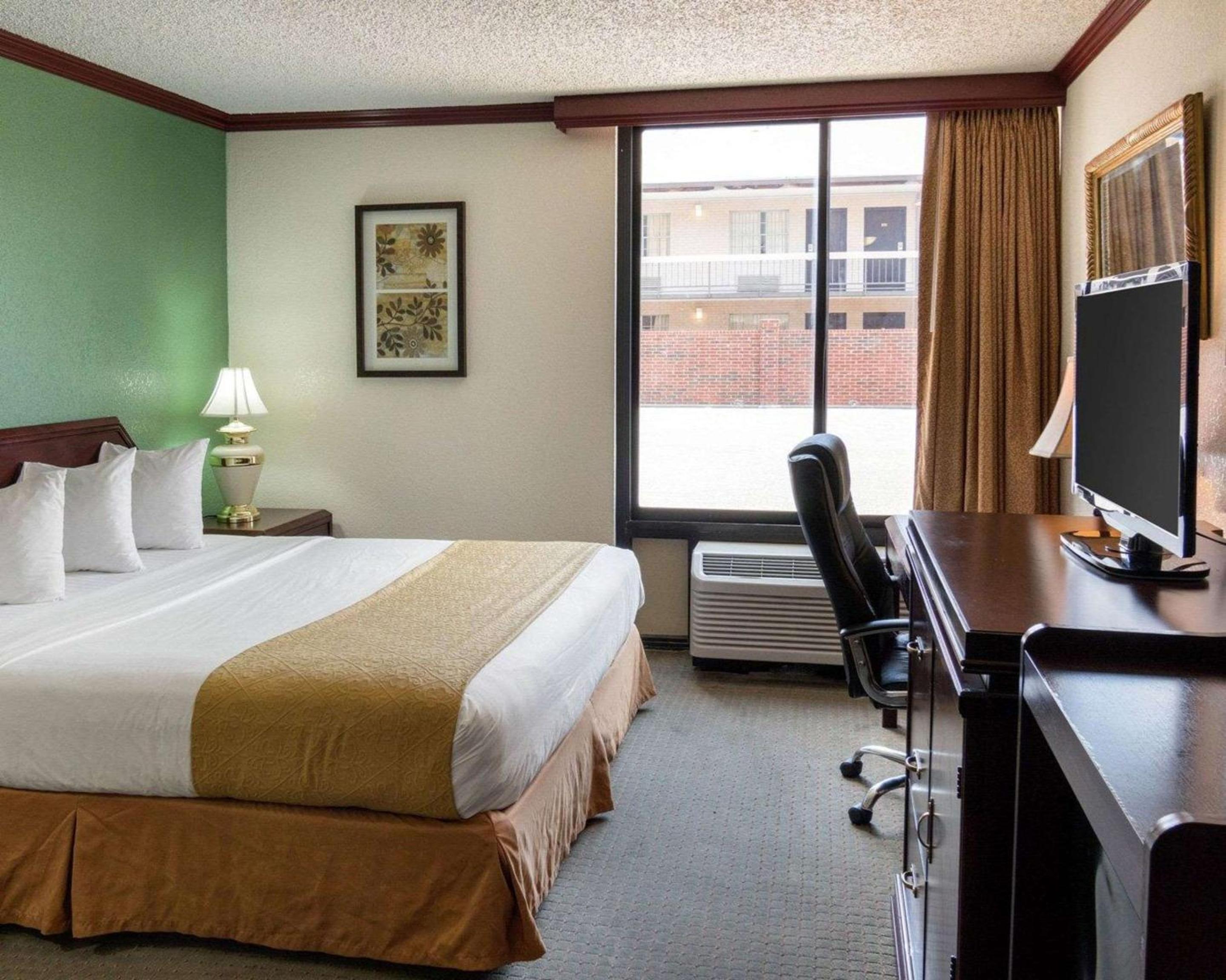 King Room - Non-Smoking - Photo 2
