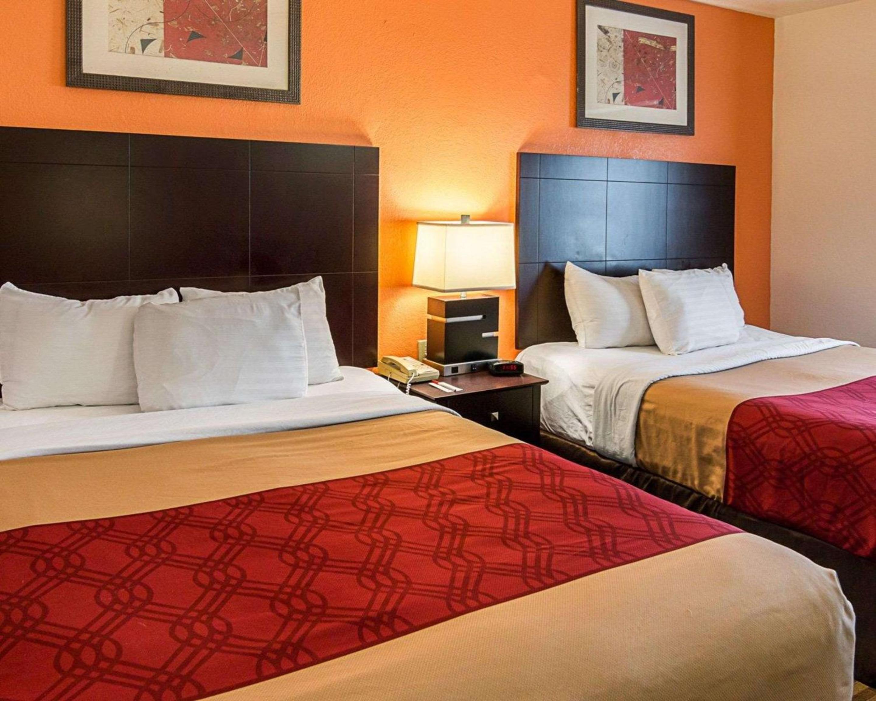 Queen Room with Two Queen Beds - Smoking - Photo 2
