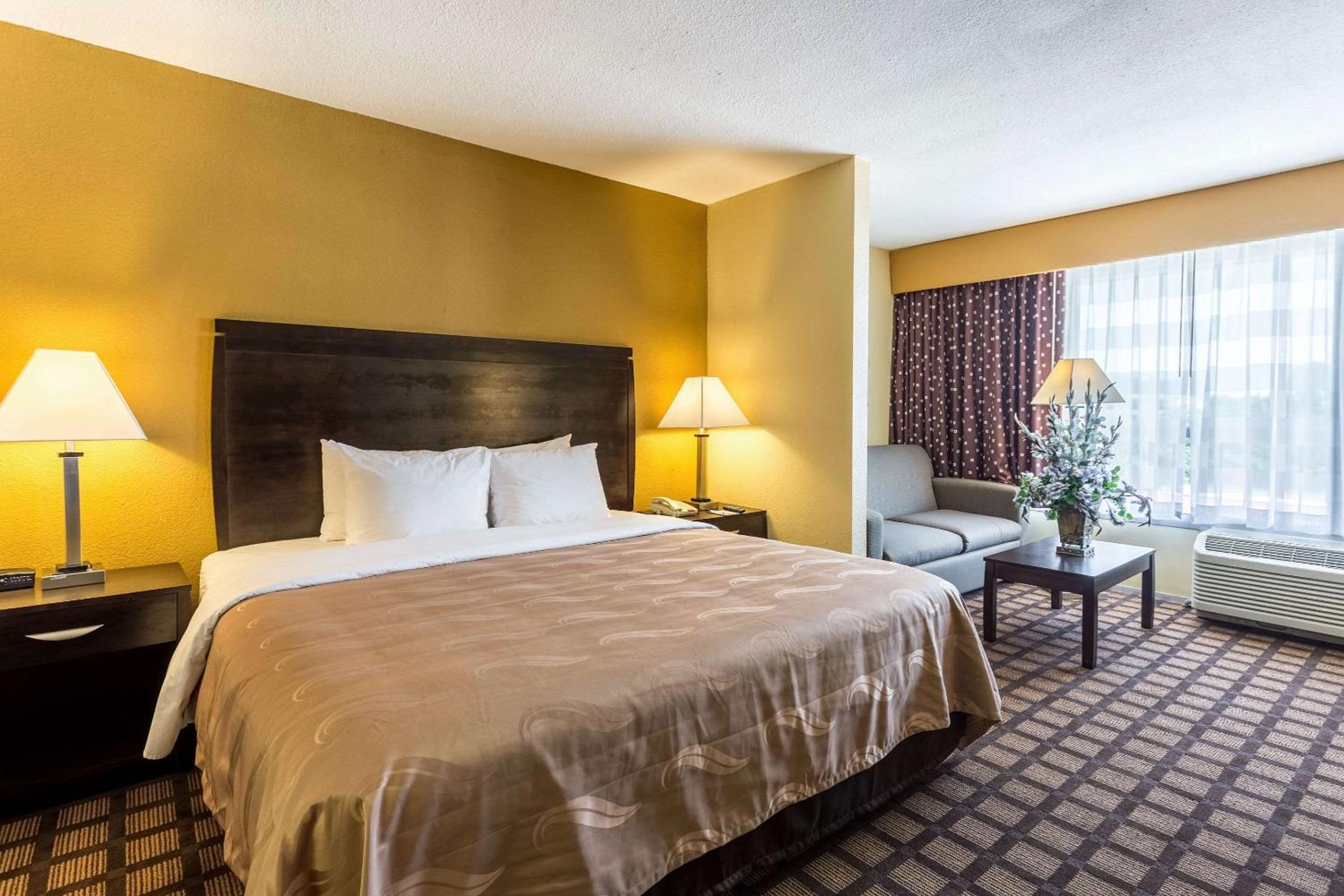 King Suite - Non-Smoking - Photo 2