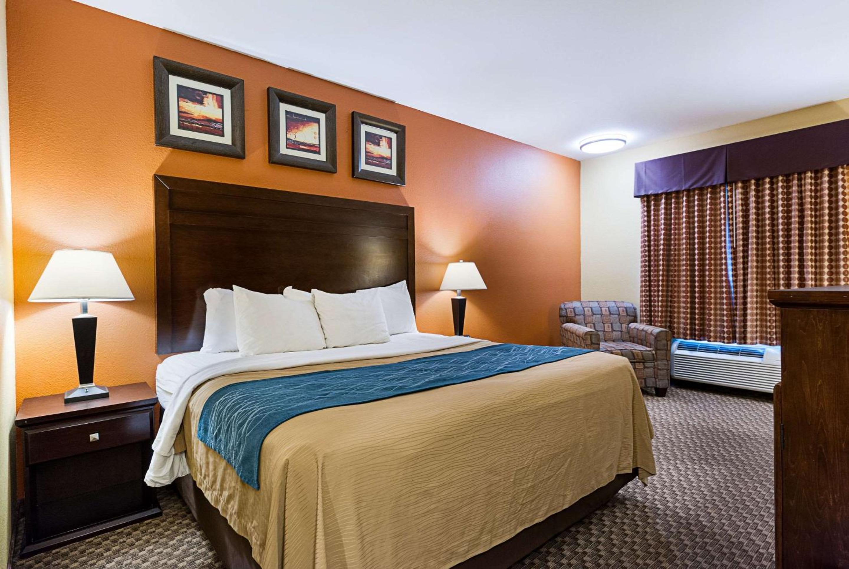 King Room - Non-Smoking - Photo 2