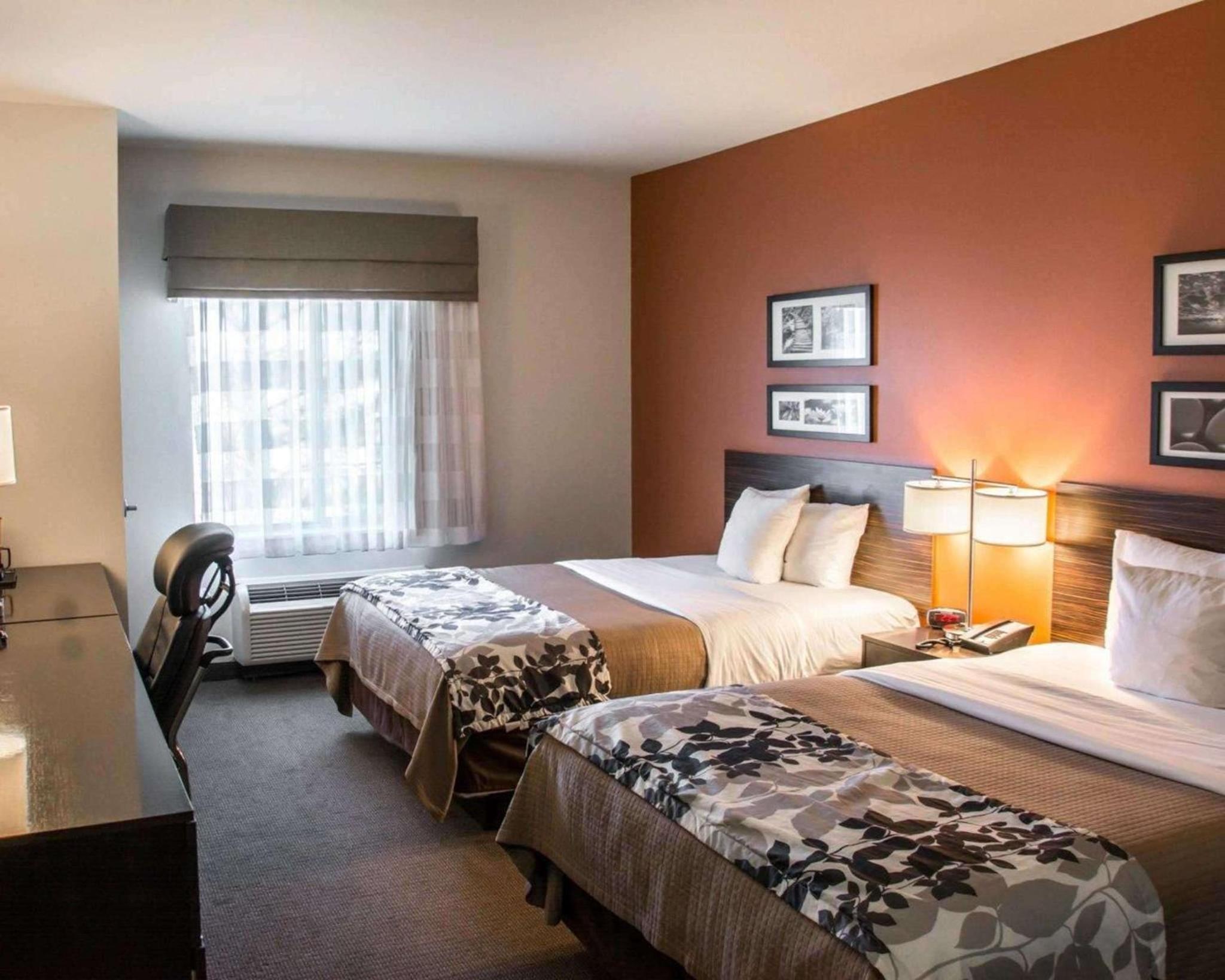 Queen Room with Two Queen Beds - Non-Smoking - Photo 9