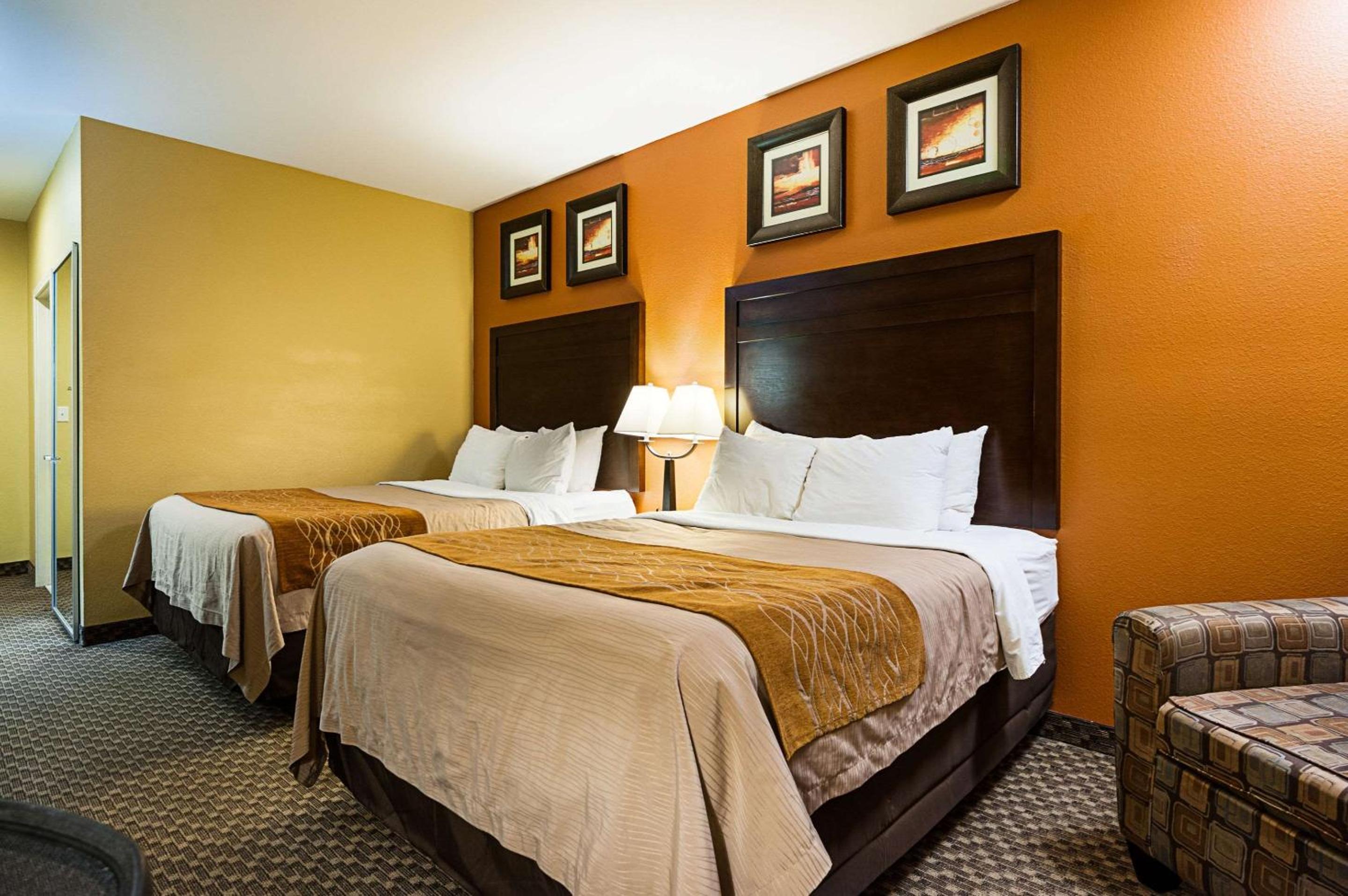 Queen Room With Two Queen Beds - Non-Smoking - Photo 3
