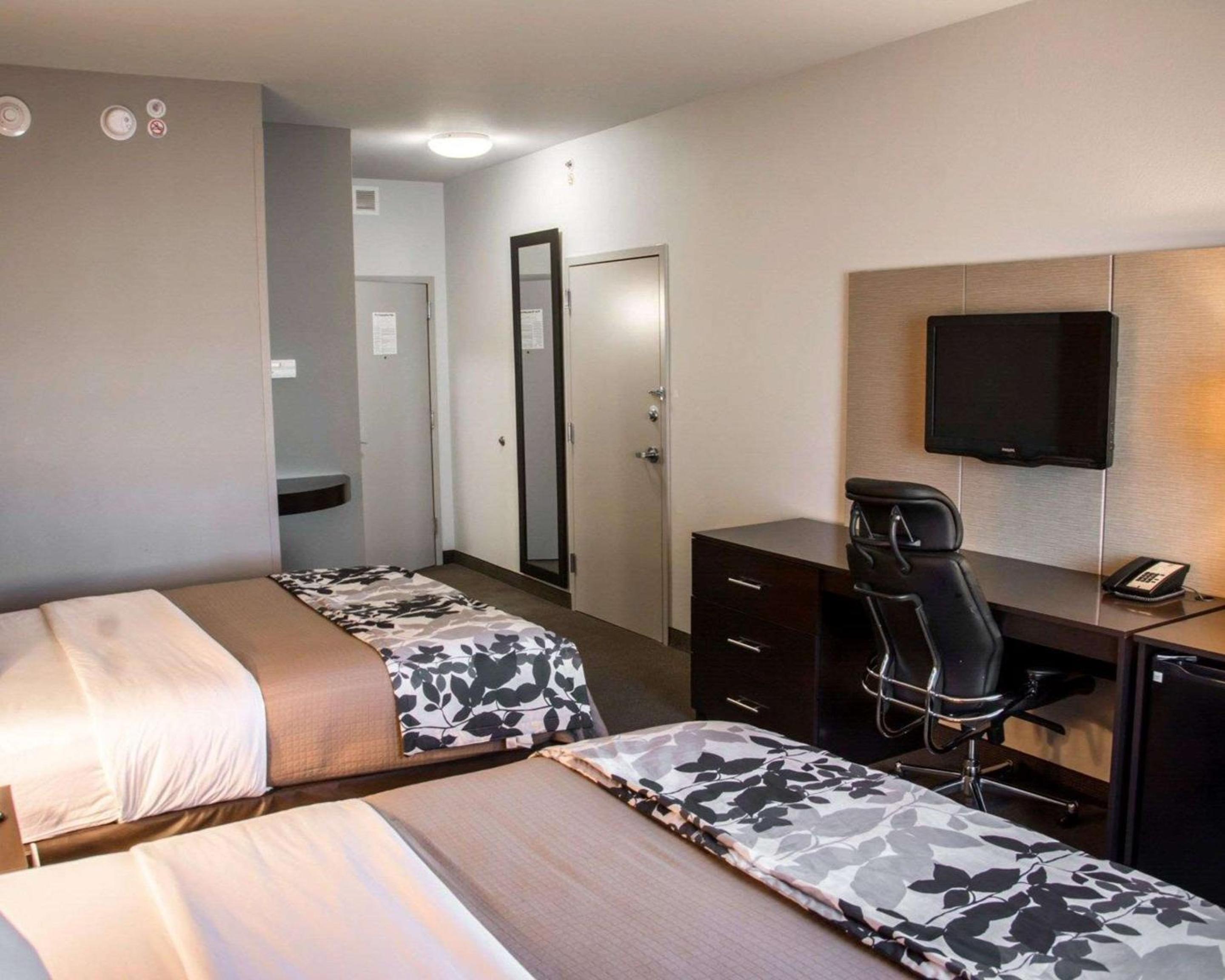 Queen Room with Two Queen Beds - Non-Smoking - Photo 10