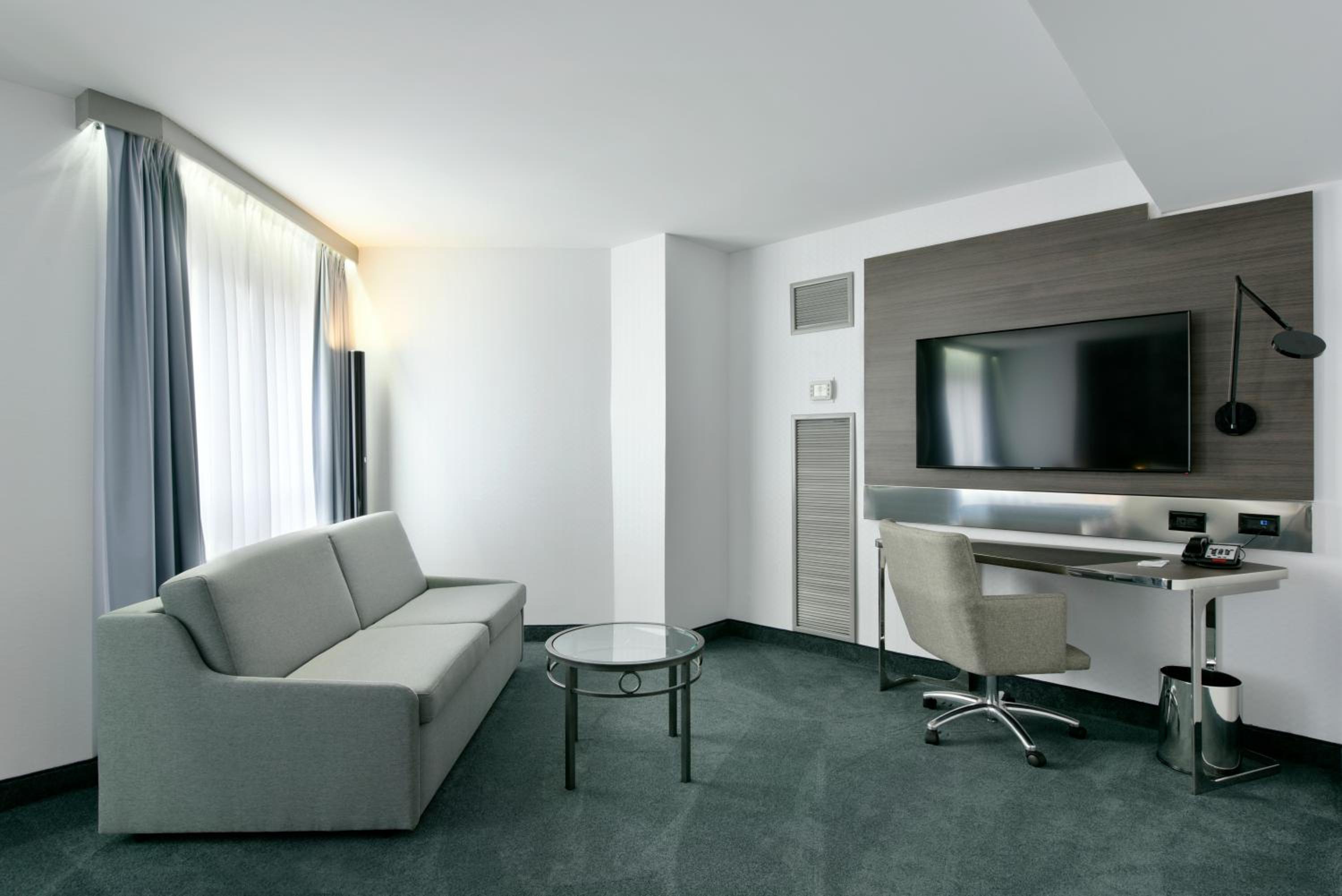 Junior King Suite with Seating Area - Photo 3