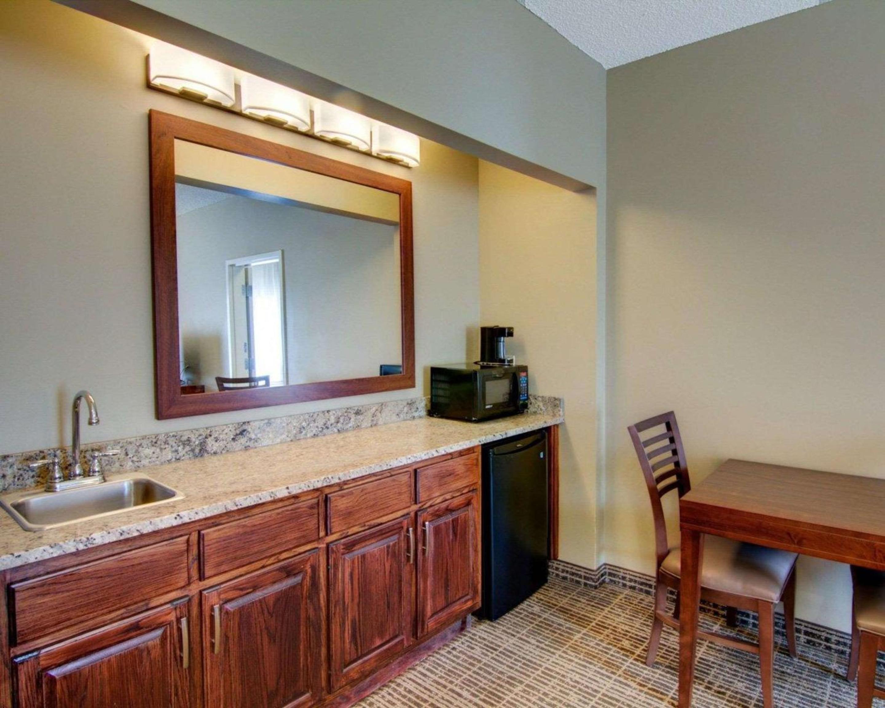 King Suite - Accessible/Non-Smoking - Photo 6