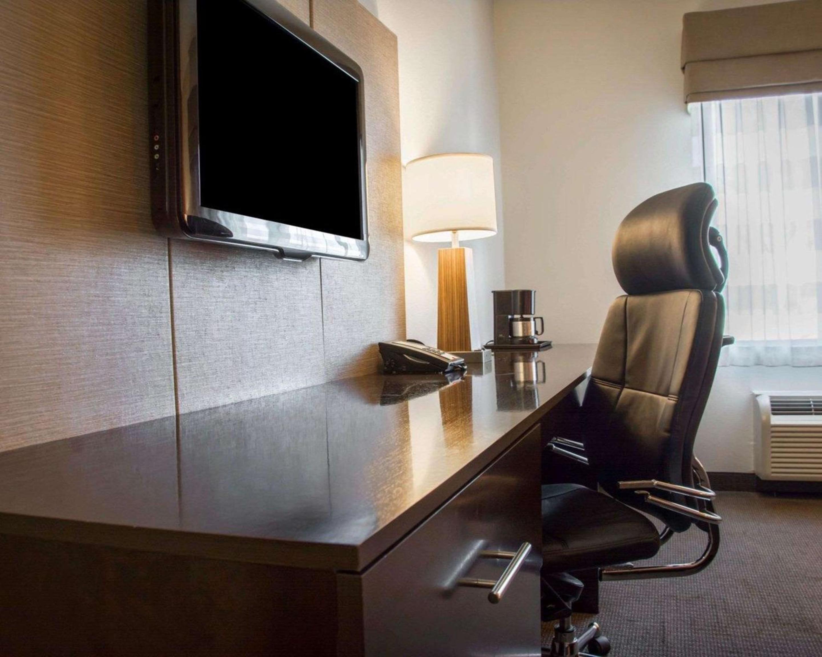 King Room - Non-Smoking - Photo 3