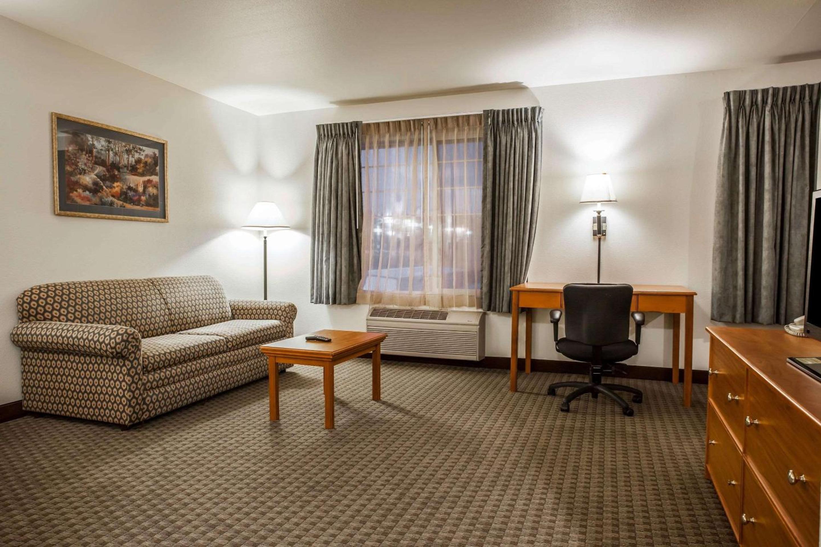 King Room with Sofa Bed - Non-Smoking - Photo 3