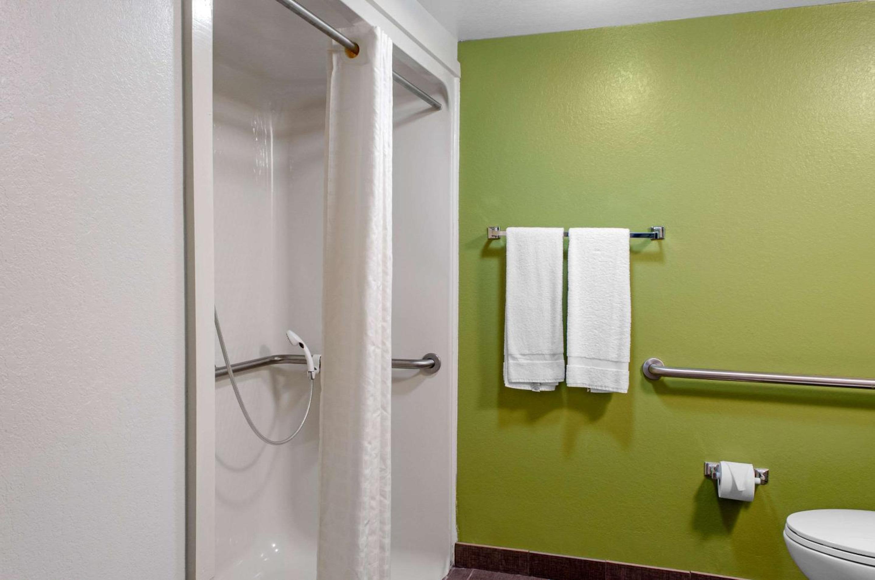 King Room with Accessible Tub - Accessible/Non-Smoking - Photo 12