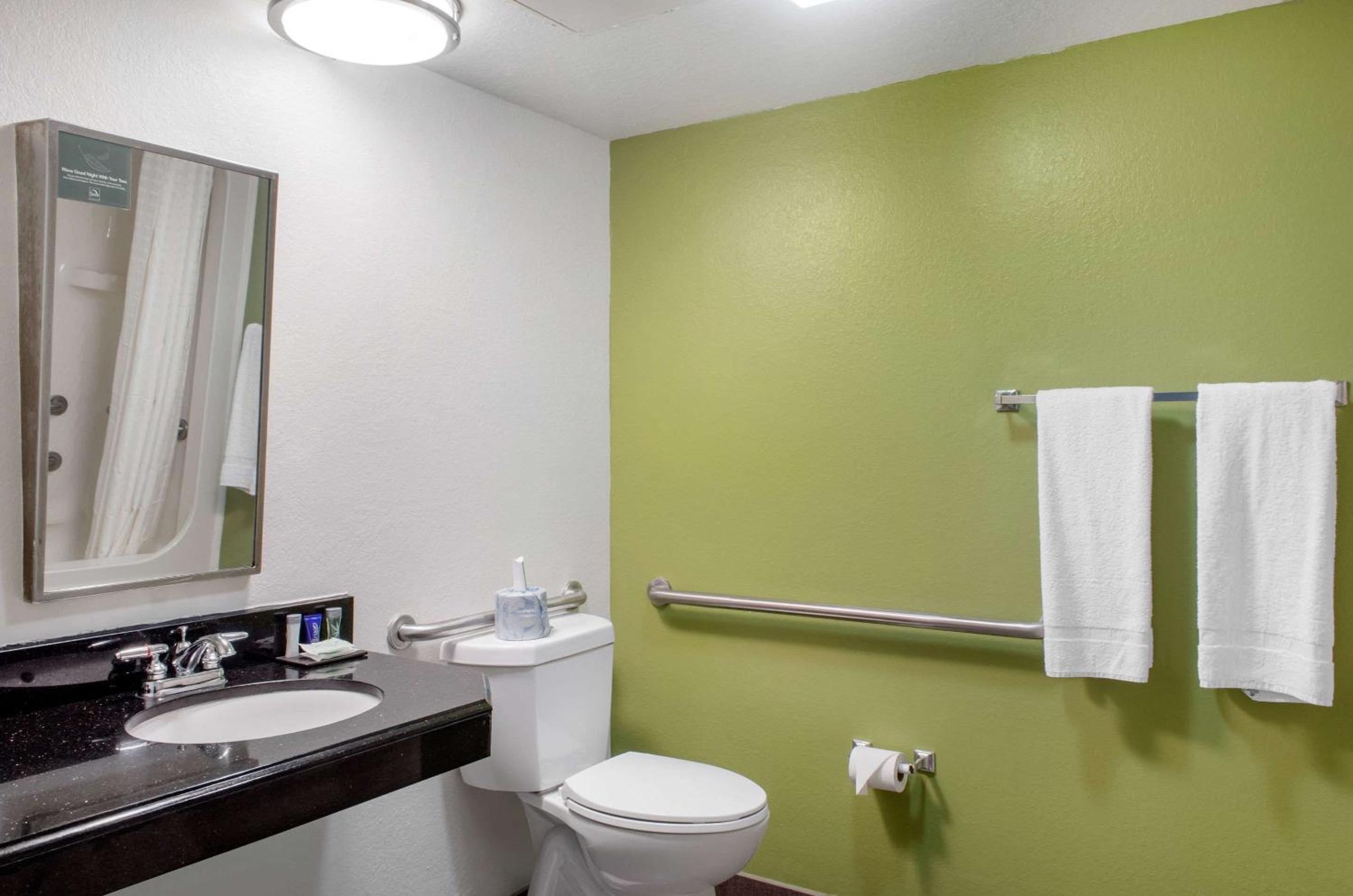King Room with Accessible Tub - Accessible/Non-Smoking - Photo 5