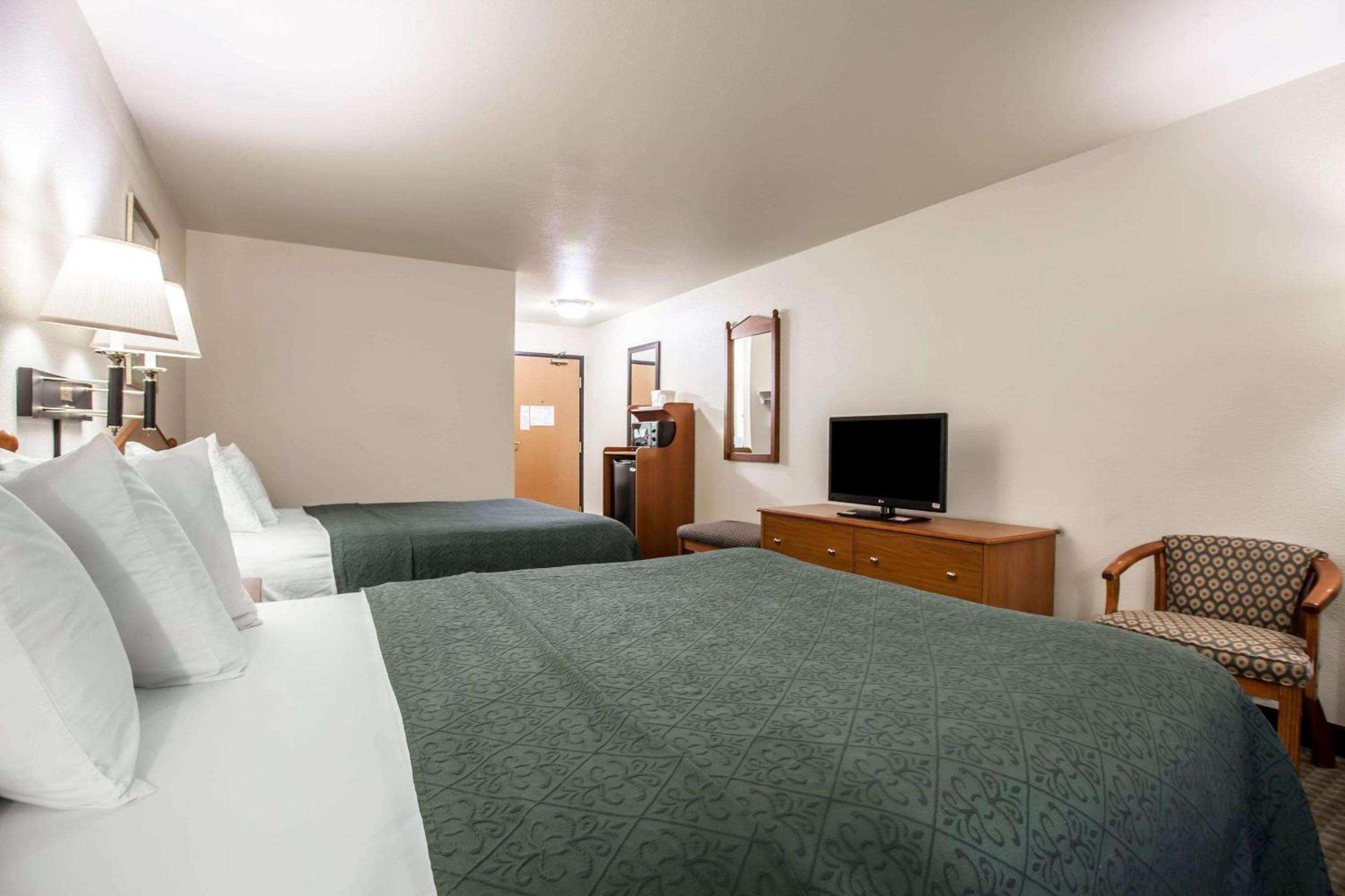 Queen Room with Two Queen Beds - Non-Smoking - Photo 4