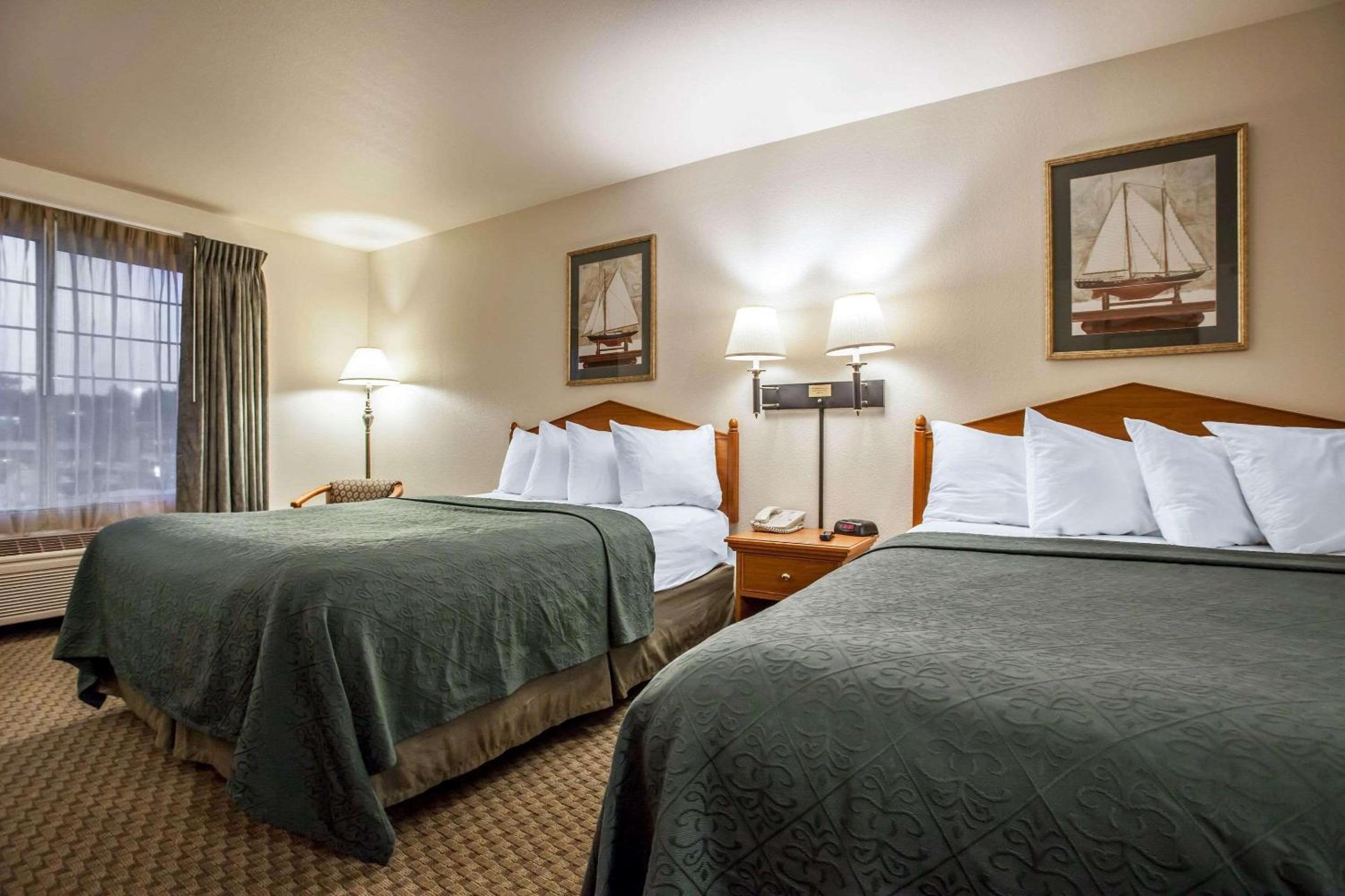 Queen Room with Two Queen Beds - Non-Smoking - Photo 2