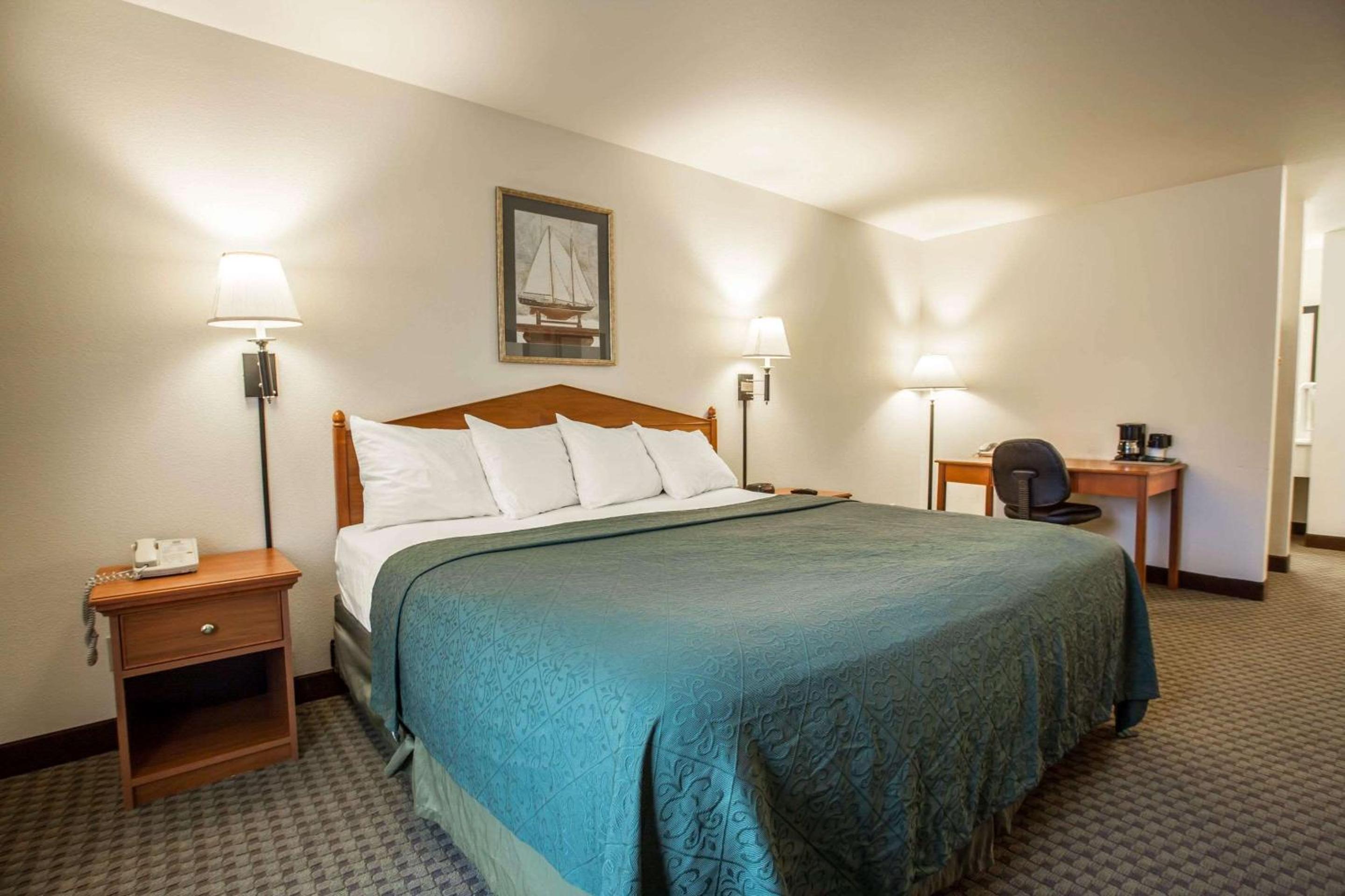 King Room - Non-Smoking - Photo 3