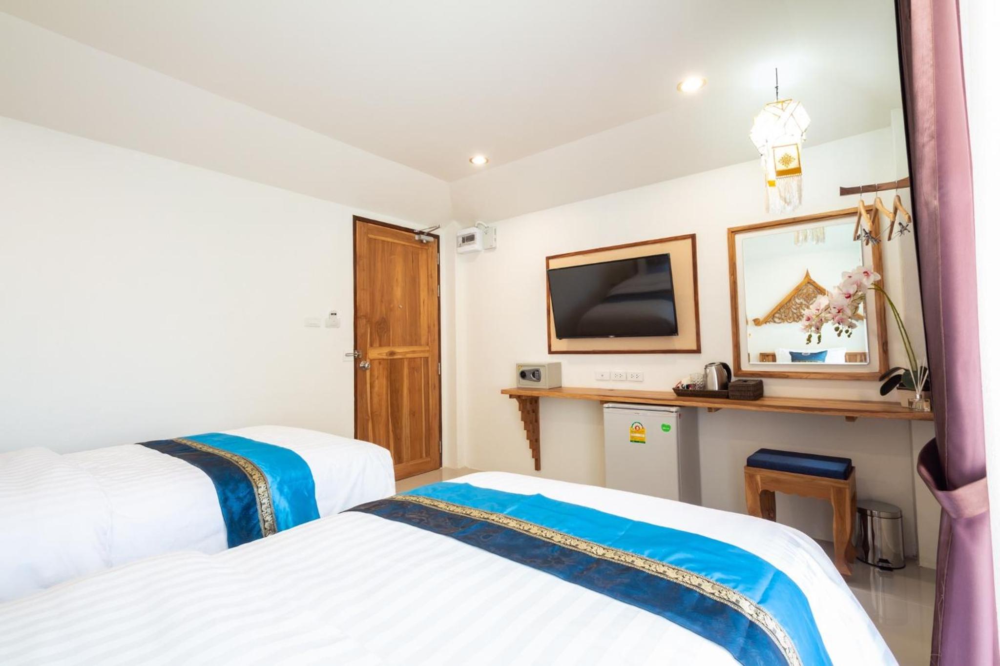 Twin Room with Balcony - Photo 7