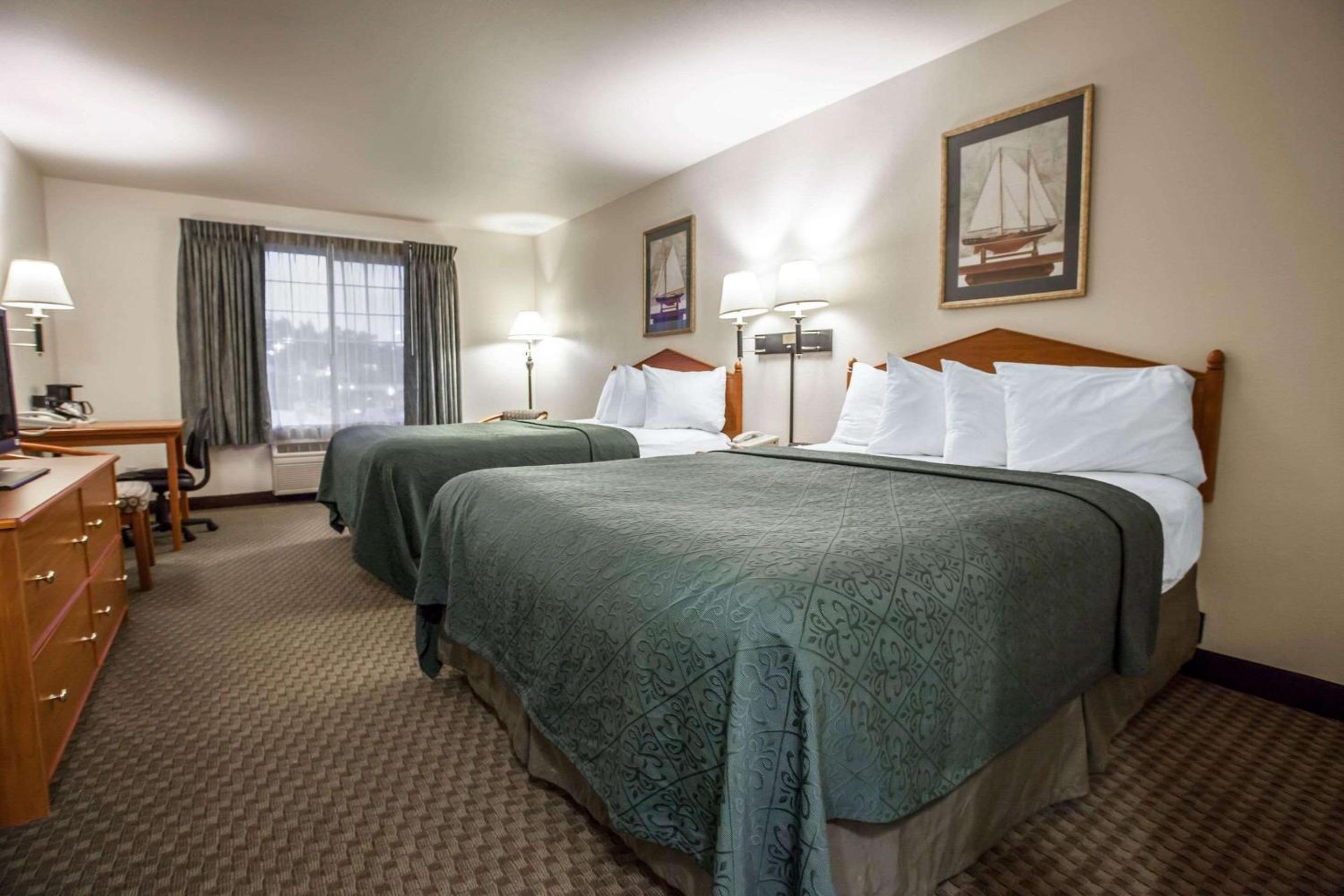 Queen Room with Two Queen Beds - Non-Smoking - Photo 3