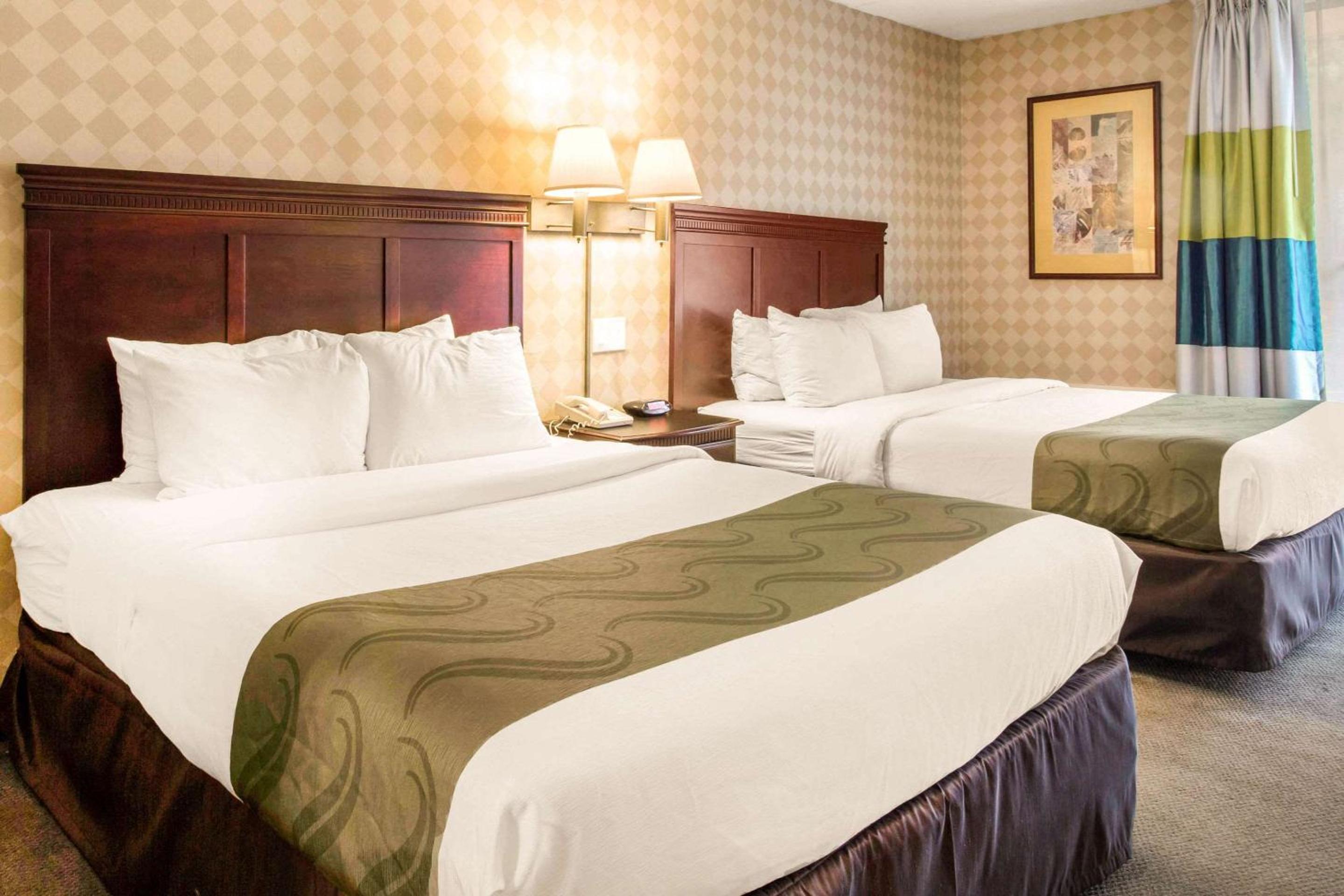 Queen Room with Two Queen Beds - Non-Smoking photo 2