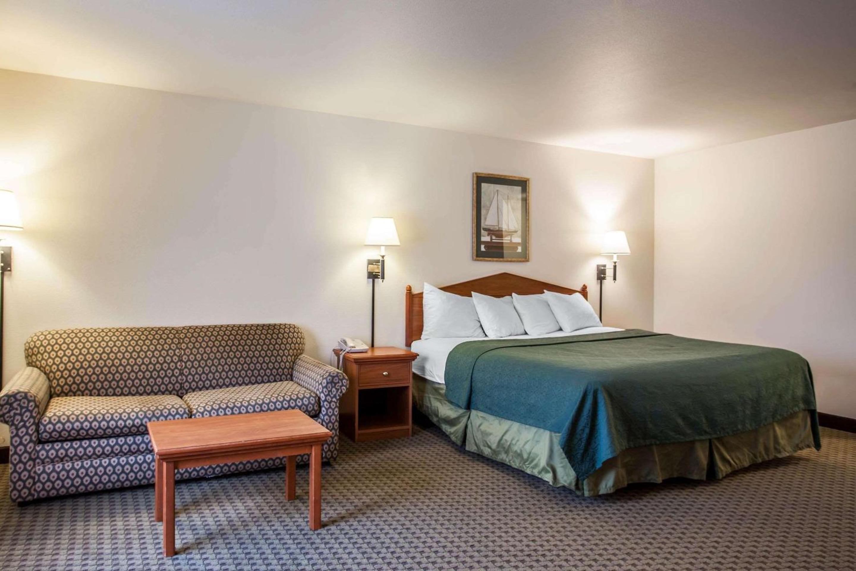 King Suite - Non-Smoking - Photo 6