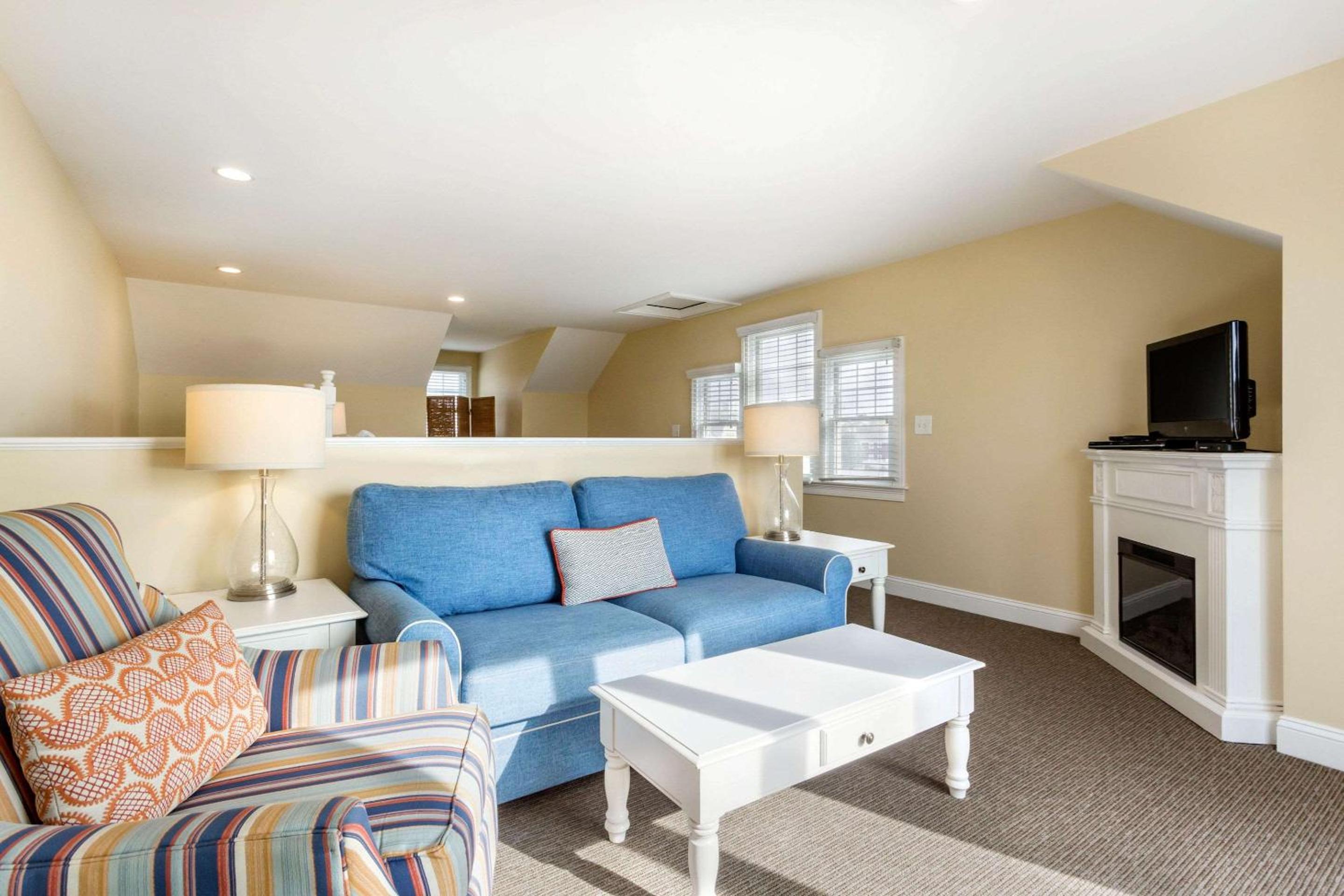 King Suite with Two Twin Beds - Non-Smoking photo 1