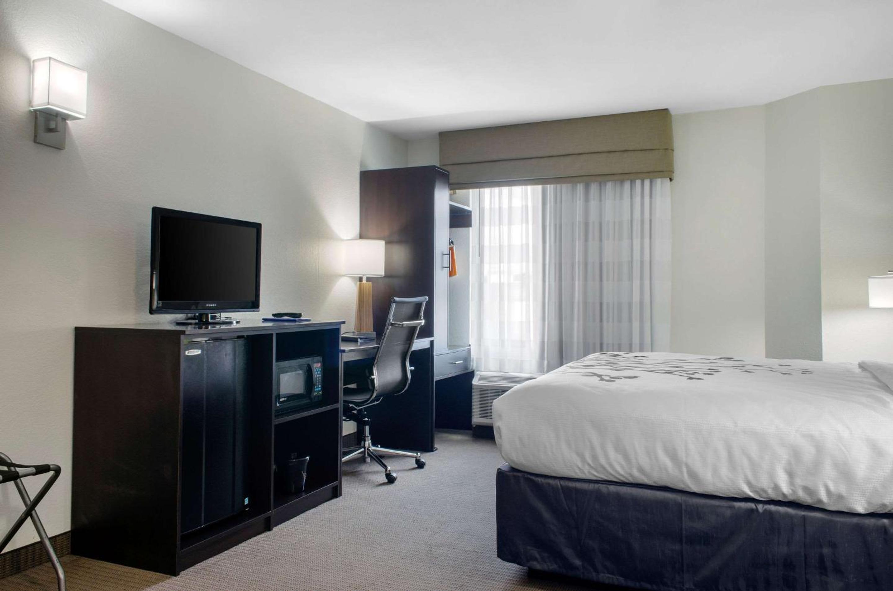 King Room - Non-Smoking - Photo 2