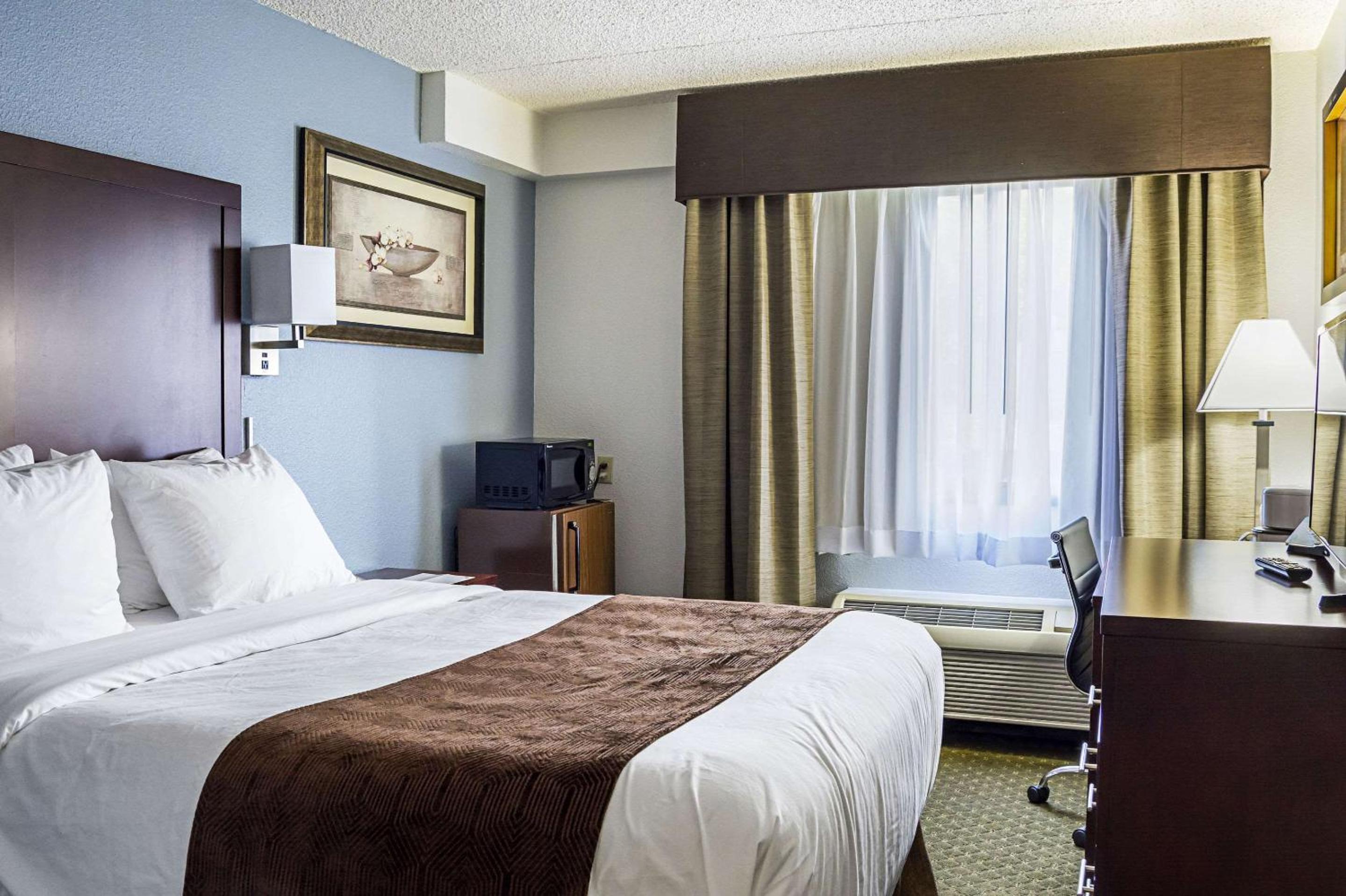 Queen Room with Roll-In Shower - Accessible/Non-Smoking photo 1